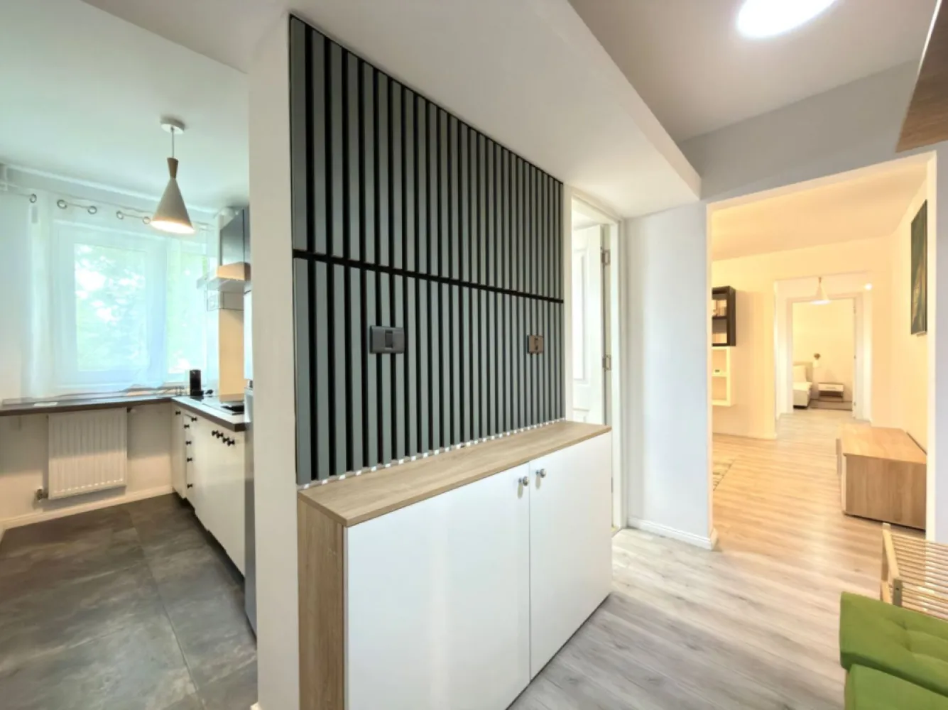 De Inchiriat | 3 Camere | Nou Renovat | Parter | COMISION 0% | Cetatii - Va propun spre inchiriere cu COMISION 0% un apartament cu 3 camere, situat la parterul unui imobil construit pe 4 niveluri, a carui pozitie excelenta il face ideal pentru cei care isi doresc sa locuiasca in vecinatatea zonei centrale si sa aiba acces facil spre principalele puncte de interes ale orasului.

In imediata vecinatate regasim mijloace de transport public in comun, Liceul Tehnologic Spiru Haret, magazinele Profi si Mega Image, parcuri, farmacii, banci etc.

Imobilul se afla la prima inchiriere dupa renovare iar costurile de intretinere si utilitati sunt reduse intrucat a fost izolat termic.

Dotari:
- Plita electrica Beko cu inductie
- Frigider si congelator
- Hota Electronix 
- Aparat de aer conditionat
- Masina de spalat rufe Gorenje
- Interfon 
- Internet si cablu TV.
- Boxa de depozitare la subsol

Compartimentare:
Hol intrare, bucatarie inchisa, zona de living cu loc de luat masa si canapea extensibila, baie cu cada si geam, dormitor cu canapea extensibila ( sau zona de birou ) si dormitor matrimonial cu balcon inchis.

Locuinta este ideala pentru un cuplu sau o familie iar animalele de companie nu sunt acceptate.

Nu este permis fumatul in incinta apartamentului.

Apartamentul se inchiriaza cu 0% COMISION pentru chirias si se percep doua luni de garantie.
Pentru detalii si vizionari va stam la dispozitie !