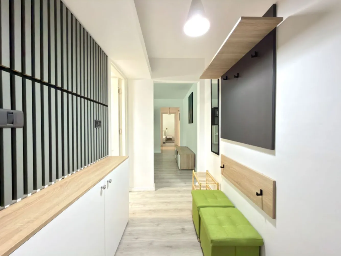 De Inchiriat | 3 Camere | Nou Renovat | Parter | COMISION 0% | Cetatii - Va propun spre inchiriere cu COMISION 0% un apartament cu 3 camere, situat la parterul unui imobil construit pe 4 niveluri, a carui pozitie excelenta il face ideal pentru cei care isi doresc sa locuiasca in vecinatatea zonei centrale si sa aiba acces facil spre principalele puncte de interes ale orasului.

In imediata vecinatate regasim mijloace de transport public in comun, Liceul Tehnologic Spiru Haret, magazinele Profi si Mega Image, parcuri, farmacii, banci etc.

Imobilul se afla la prima inchiriere dupa renovare iar costurile de intretinere si utilitati sunt reduse intrucat a fost izolat termic.

Dotari:
- Plita electrica Beko cu inductie
- Frigider si congelator
- Hota Electronix 
- Aparat de aer conditionat
- Masina de spalat rufe Gorenje
- Interfon 
- Internet si cablu TV.
- Boxa de depozitare la subsol

Compartimentare:
Hol intrare, bucatarie inchisa, zona de living cu loc de luat masa si canapea extensibila, baie cu cada si geam, dormitor cu canapea extensibila ( sau zona de birou ) si dormitor matrimonial cu balcon inchis.

Locuinta este ideala pentru un cuplu sau o familie iar animalele de companie nu sunt acceptate.

Nu este permis fumatul in incinta apartamentului.

Apartamentul se inchiriaza cu 0% COMISION pentru chirias si se percep doua luni de garantie.
Pentru detalii si vizionari va stam la dispozitie !