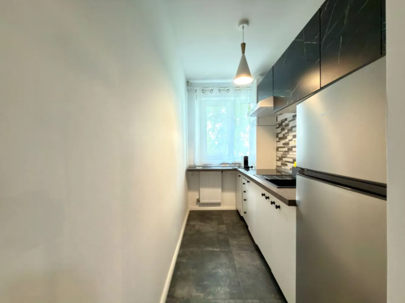 De Inchiriat | 3 Camere | Nou Renovat | Parter | COMISION 0% | Cetatii - Va propun spre inchiriere cu COMISION 0% un apartament cu 3 camere, situat la parterul unui imobil construit pe 4 niveluri, a carui pozitie excelenta il face ideal pentru cei care isi doresc sa locuiasca in vecinatatea zonei centrale si sa aiba acces facil spre principalele puncte de interes ale orasului.

In imediata vecinatate regasim mijloace de transport public in comun, Liceul Tehnologic Spiru Haret, magazinele Profi si Mega Image, parcuri, farmacii, banci etc.

Imobilul se afla la prima inchiriere dupa renovare iar costurile de intretinere si utilitati sunt reduse intrucat a fost izolat termic.

Dotari:
- Plita electrica Beko cu inductie
- Frigider si congelator
- Hota Electronix 
- Aparat de aer conditionat
- Masina de spalat rufe Gorenje
- Interfon 
- Internet si cablu TV.
- Boxa de depozitare la subsol

Compartimentare:
Hol intrare, bucatarie inchisa, zona de living cu loc de luat masa si canapea extensibila, baie cu cada si geam, dormitor cu canapea extensibila ( sau zona de birou ) si dormitor matrimonial cu balcon inchis.

Locuinta este ideala pentru un cuplu sau o familie iar animalele de companie nu sunt acceptate.

Nu este permis fumatul in incinta apartamentului.

Apartamentul se inchiriaza cu 0% COMISION pentru chirias si se percep doua luni de garantie.
Pentru detalii si vizionari va stam la dispozitie !