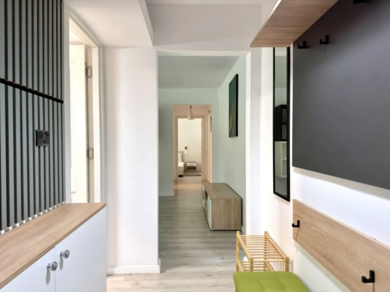 De Inchiriat | 3 Camere | Nou Renovat | Parter | COMISION 0% | Cetatii - Va propun spre inchiriere cu COMISION 0% un apartament cu 3 camere, situat la parterul unui imobil construit pe 4 niveluri, a carui pozitie excelenta il face ideal pentru cei care isi doresc sa locuiasca in vecinatatea zonei centrale si sa aiba acces facil spre principalele puncte de interes ale orasului.

In imediata vecinatate regasim mijloace de transport public in comun, Liceul Tehnologic Spiru Haret, magazinele Profi si Mega Image, parcuri, farmacii, banci etc.

Imobilul se afla la prima inchiriere dupa renovare iar costurile de intretinere si utilitati sunt reduse intrucat a fost izolat termic.

Dotari:
- Plita electrica Beko cu inductie
- Frigider si congelator
- Hota Electronix 
- Aparat de aer conditionat
- Masina de spalat rufe Gorenje
- Interfon 
- Internet si cablu TV.
- Boxa de depozitare la subsol

Compartimentare:
Hol intrare, bucatarie inchisa, zona de living cu loc de luat masa si canapea extensibila, baie cu cada si geam, dormitor cu canapea extensibila ( sau zona de birou ) si dormitor matrimonial cu balcon inchis.

Locuinta este ideala pentru un cuplu sau o familie iar animalele de companie nu sunt acceptate.

Nu este permis fumatul in incinta apartamentului.

Apartamentul se inchiriaza cu 0% COMISION pentru chirias si se percep doua luni de garantie.
Pentru detalii si vizionari va stam la dispozitie !