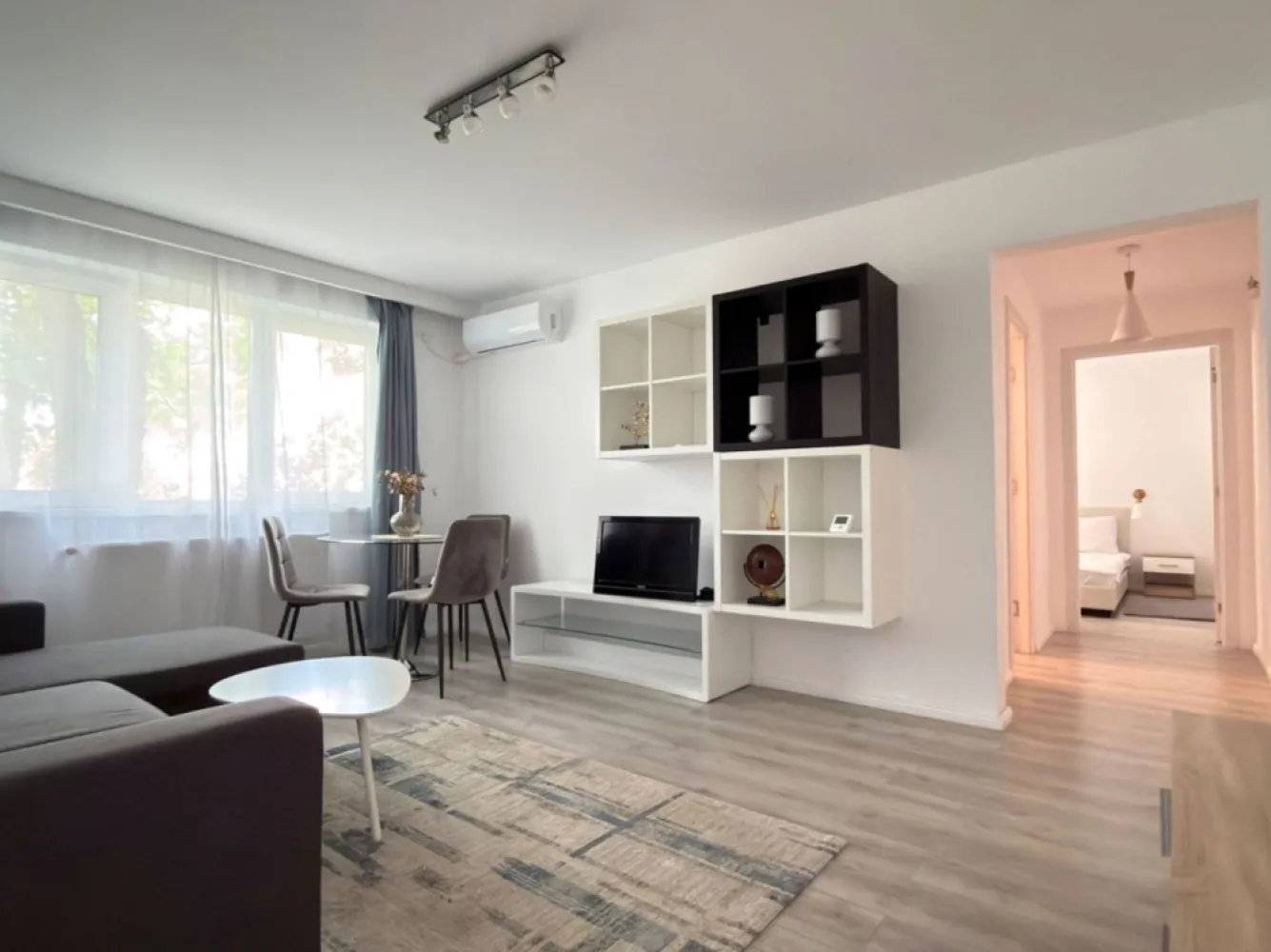 De Inchiriat | 3 Camere | Nou Renovat | Parter | COMISION 0% | Cetatii - Va propun spre inchiriere cu COMISION 0% un apartament cu 3 camere, situat la parterul unui imobil construit pe 4 niveluri, a carui pozitie excelenta il face ideal pentru cei care isi doresc sa locuiasca in vecinatatea zonei centrale si sa aiba acces facil spre principalele puncte de interes ale orasului.

In imediata vecinatate regasim mijloace de transport public in comun, Liceul Tehnologic Spiru Haret, magazinele Profi si Mega Image, parcuri, farmacii, banci etc.

Imobilul se afla la prima inchiriere dupa renovare iar costurile de intretinere si utilitati sunt reduse intrucat a fost izolat termic.

Dotari:
- Plita electrica Beko cu inductie
- Frigider si congelator
- Hota Electronix 
- Aparat de aer conditionat
- Masina de spalat rufe Gorenje
- Interfon 
- Internet si cablu TV.
- Boxa de depozitare la subsol

Compartimentare:
Hol intrare, bucatarie inchisa, zona de living cu loc de luat masa si canapea extensibila, baie cu cada si geam, dormitor cu canapea extensibila ( sau zona de birou ) si dormitor matrimonial cu balcon inchis.

Locuinta este ideala pentru un cuplu sau o familie iar animalele de companie nu sunt acceptate.

Nu este permis fumatul in incinta apartamentului.

Apartamentul se inchiriaza cu 0% COMISION pentru chirias si se percep doua luni de garantie.
Pentru detalii si vizionari va stam la dispozitie !