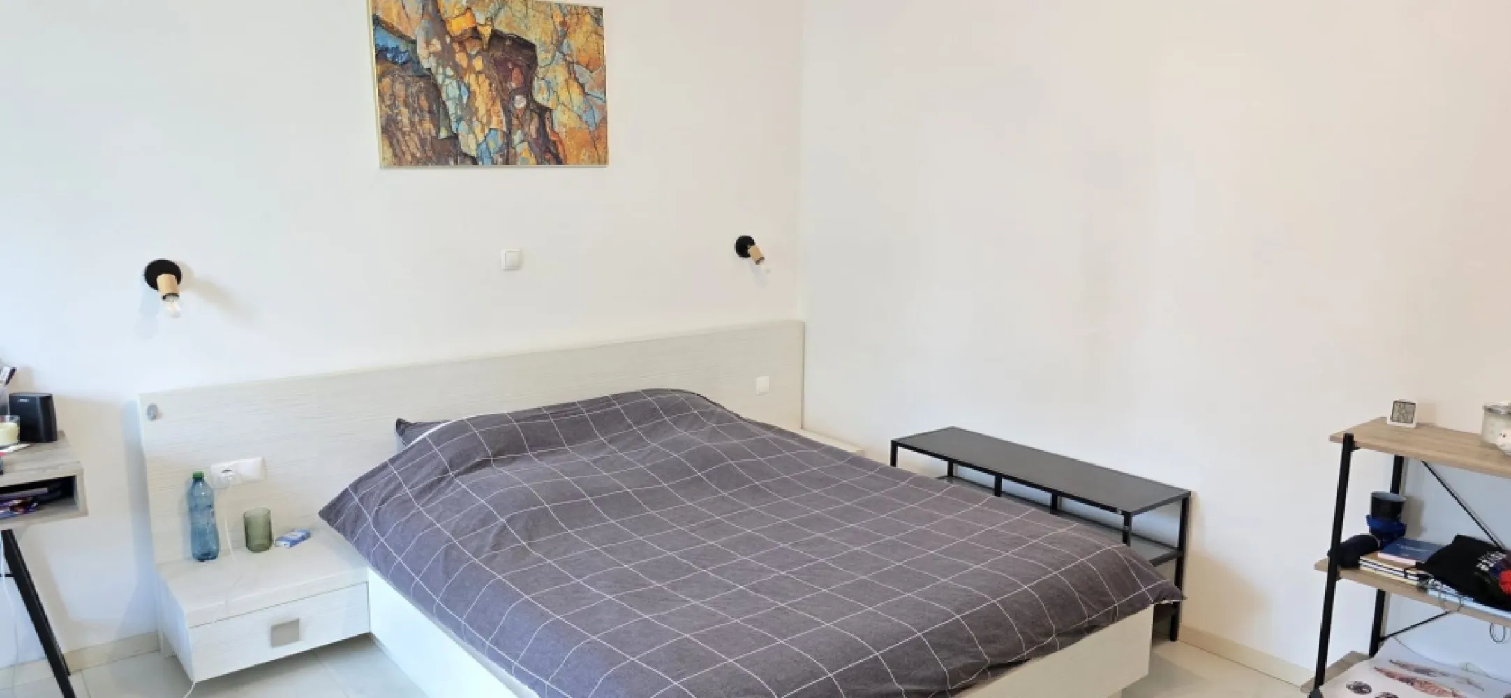 Studio modern în Europa, finisaje premium și locație excelentă - Exclusiv prin Habitas Imobiliare, 0% comision la cumparare!

Descoperiți un apartament cochet și modern, situat în cartierul Europa, într-un bloc nou cu regim redus de înălțime, ideal atât pentru locuit, cât și pentru investiție. Datorită poziționării excelente și finisajelor moderne, proprietatea reprezintă o alegere perfectă pentru cei care își doresc confort, liniște și acces rapid către centrul orașului.

Apartamentul dispune de o suprafață utilă de 25,18 mp și este compartimentat eficient în: cameră luminoasă, baie și dressing, oferind un spațiu practic și bine organizat. Acesta este situat la parterul unui imobil nou cu 2 etaje și se remarcă prin designul modern și atmosfera primitoare.

Locuința se vinde complet mobilată și utilată modern, exact ca în fotografiile de prezentare, fiind pregătită pentru mutare imediată sau pentru închiriere. Beneficiază de încălzire în pardoseală, plită, frigider și mobilier ales într-un stil contemporan, care oferă un plus de confort și eleganță.

Zona Europa este apreciată pentru liniște, spațiile verzi și accesibilitate, apartamentul aflându-se la doar 10 minute de centrul orașului. În apropiere regăsim magazine, mijloace de transport în comun, școli și alte puncte de interes.

Prin combinația dintre blocul nou, finisajele moderne și faptul că se vinde complet mobilat și utilat, această proprietate reprezintă o oportunitate excelentă de investiție, cu potențial foarte bun pentru închiriere.

Pentru mai multe detalii sau pentru programarea unei vizionări, vă invităm să ne contactați la numerele de telefon afișate.