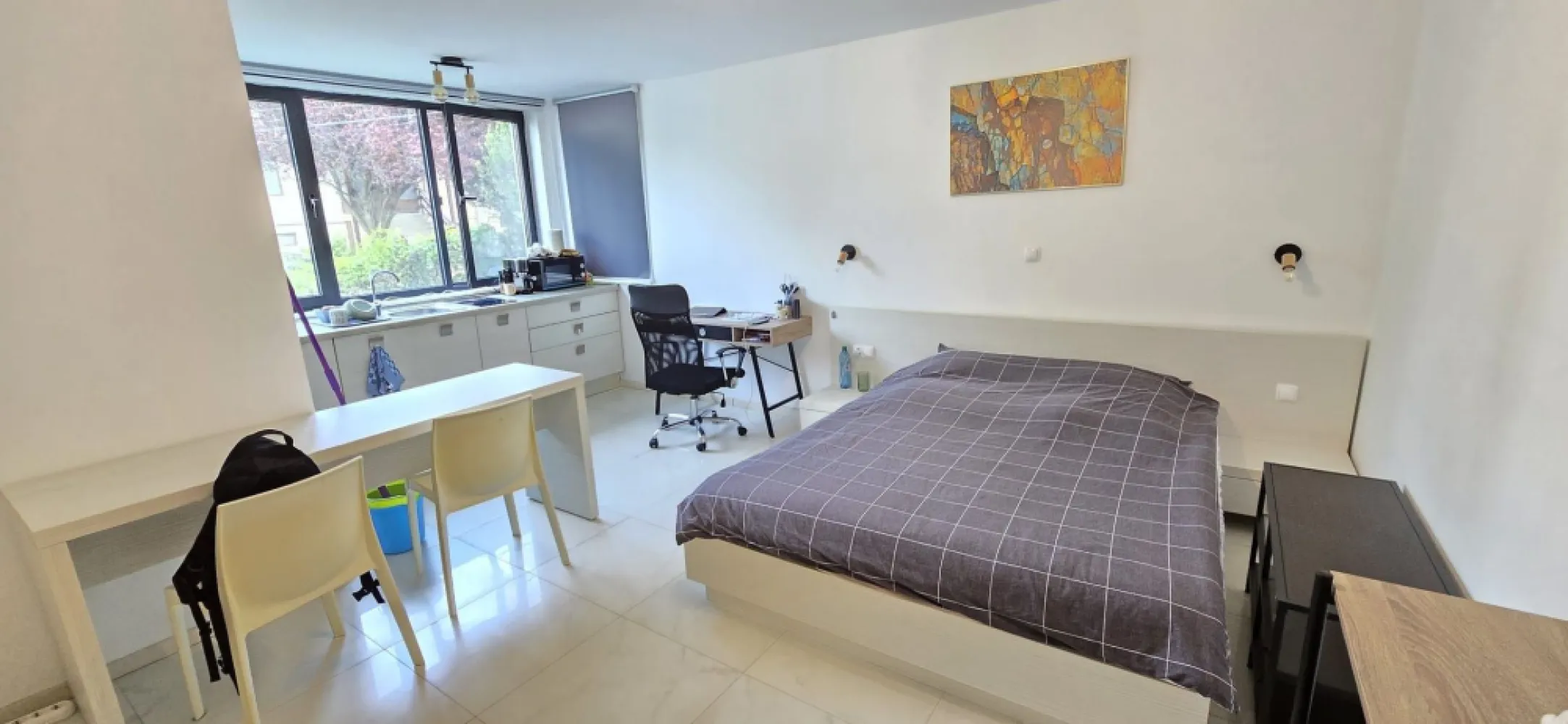 Studio modern în Europa, finisaje premium și locație excelentă - Exclusiv prin Habitas Imobiliare, 0% comision la cumparare!

Descoperiți un apartament cochet și modern, situat în cartierul Europa, într-un bloc nou cu regim redus de înălțime, ideal atât pentru locuit, cât și pentru investiție. Datorită poziționării excelente și finisajelor moderne, proprietatea reprezintă o alegere perfectă pentru cei care își doresc confort, liniște și acces rapid către centrul orașului.

Apartamentul dispune de o suprafață utilă de 25,18 mp și este compartimentat eficient în: cameră luminoasă, baie și dressing, oferind un spațiu practic și bine organizat. Acesta este situat la parterul unui imobil nou cu 2 etaje și se remarcă prin designul modern și atmosfera primitoare.

Locuința se vinde complet mobilată și utilată modern, exact ca în fotografiile de prezentare, fiind pregătită pentru mutare imediată sau pentru închiriere. Beneficiază de încălzire în pardoseală, plită, frigider și mobilier ales într-un stil contemporan, care oferă un plus de confort și eleganță.

Zona Europa este apreciată pentru liniște, spațiile verzi și accesibilitate, apartamentul aflându-se la doar 10 minute de centrul orașului. În apropiere regăsim magazine, mijloace de transport în comun, școli și alte puncte de interes.

Prin combinația dintre blocul nou, finisajele moderne și faptul că se vinde complet mobilat și utilat, această proprietate reprezintă o oportunitate excelentă de investiție, cu potențial foarte bun pentru închiriere.

Pentru mai multe detalii sau pentru programarea unei vizionări, vă invităm să ne contactați la numerele de telefon afișate.