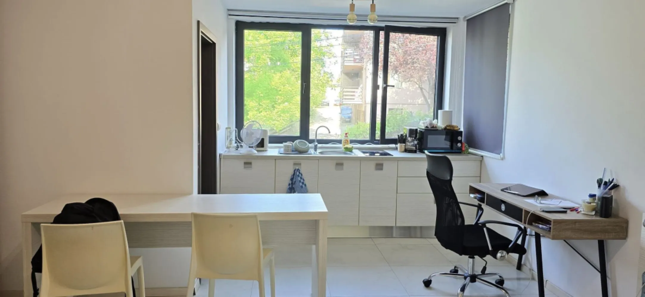 Studio modern în Europa, finisaje premium și locație excelentă - Exclusiv prin Habitas Imobiliare, 0% comision la cumparare!

Descoperiți un apartament cochet și modern, situat în cartierul Europa, într-un bloc nou cu regim redus de înălțime, ideal atât pentru locuit, cât și pentru investiție. Datorită poziționării excelente și finisajelor moderne, proprietatea reprezintă o alegere perfectă pentru cei care își doresc confort, liniște și acces rapid către centrul orașului.

Apartamentul dispune de o suprafață utilă de 25,18 mp și este compartimentat eficient în: cameră luminoasă, baie și dressing, oferind un spațiu practic și bine organizat. Acesta este situat la parterul unui imobil nou cu 2 etaje și se remarcă prin designul modern și atmosfera primitoare.

Locuința se vinde complet mobilată și utilată modern, exact ca în fotografiile de prezentare, fiind pregătită pentru mutare imediată sau pentru închiriere. Beneficiază de încălzire în pardoseală, plită, frigider și mobilier ales într-un stil contemporan, care oferă un plus de confort și eleganță.

Zona Europa este apreciată pentru liniște, spațiile verzi și accesibilitate, apartamentul aflându-se la doar 10 minute de centrul orașului. În apropiere regăsim magazine, mijloace de transport în comun, școli și alte puncte de interes.

Prin combinația dintre blocul nou, finisajele moderne și faptul că se vinde complet mobilat și utilat, această proprietate reprezintă o oportunitate excelentă de investiție, cu potențial foarte bun pentru închiriere.

Pentru mai multe detalii sau pentru programarea unei vizionări, vă invităm să ne contactați la numerele de telefon afișate.