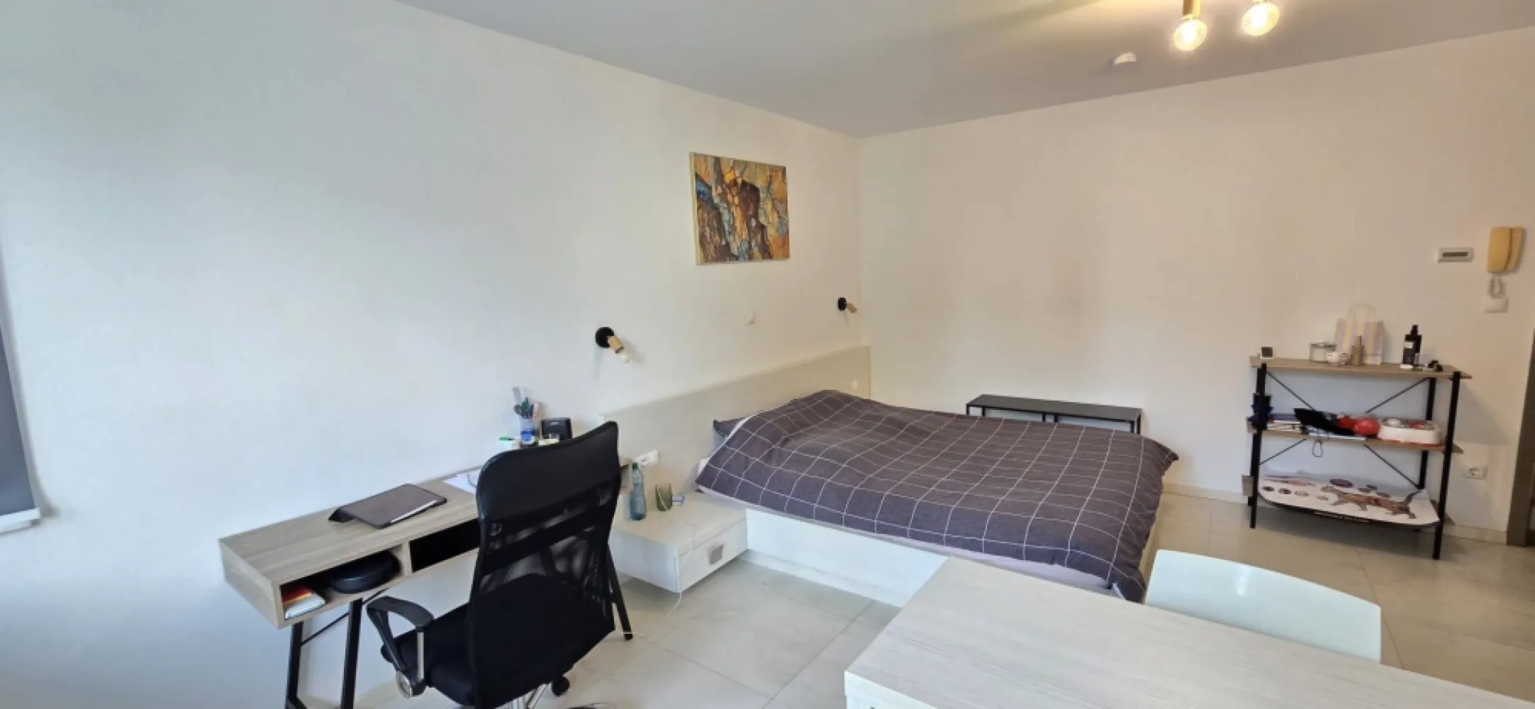 Studio modern în Europa, finisaje premium și locație excelentă - Exclusiv prin Habitas Imobiliare, 0% comision la cumparare!

Descoperiți un apartament cochet și modern, situat în cartierul Europa, într-un bloc nou cu regim redus de înălțime, ideal atât pentru locuit, cât și pentru investiție. Datorită poziționării excelente și finisajelor moderne, proprietatea reprezintă o alegere perfectă pentru cei care își doresc confort, liniște și acces rapid către centrul orașului.

Apartamentul dispune de o suprafață utilă de 25,18 mp și este compartimentat eficient în: cameră luminoasă, baie și dressing, oferind un spațiu practic și bine organizat. Acesta este situat la parterul unui imobil nou cu 2 etaje și se remarcă prin designul modern și atmosfera primitoare.

Locuința se vinde complet mobilată și utilată modern, exact ca în fotografiile de prezentare, fiind pregătită pentru mutare imediată sau pentru închiriere. Beneficiază de încălzire în pardoseală, plită, frigider și mobilier ales într-un stil contemporan, care oferă un plus de confort și eleganță.

Zona Europa este apreciată pentru liniște, spațiile verzi și accesibilitate, apartamentul aflându-se la doar 10 minute de centrul orașului. În apropiere regăsim magazine, mijloace de transport în comun, școli și alte puncte de interes.

Prin combinația dintre blocul nou, finisajele moderne și faptul că se vinde complet mobilat și utilat, această proprietate reprezintă o oportunitate excelentă de investiție, cu potențial foarte bun pentru închiriere.

Pentru mai multe detalii sau pentru programarea unei vizionări, vă invităm să ne contactați la numerele de telefon afișate.