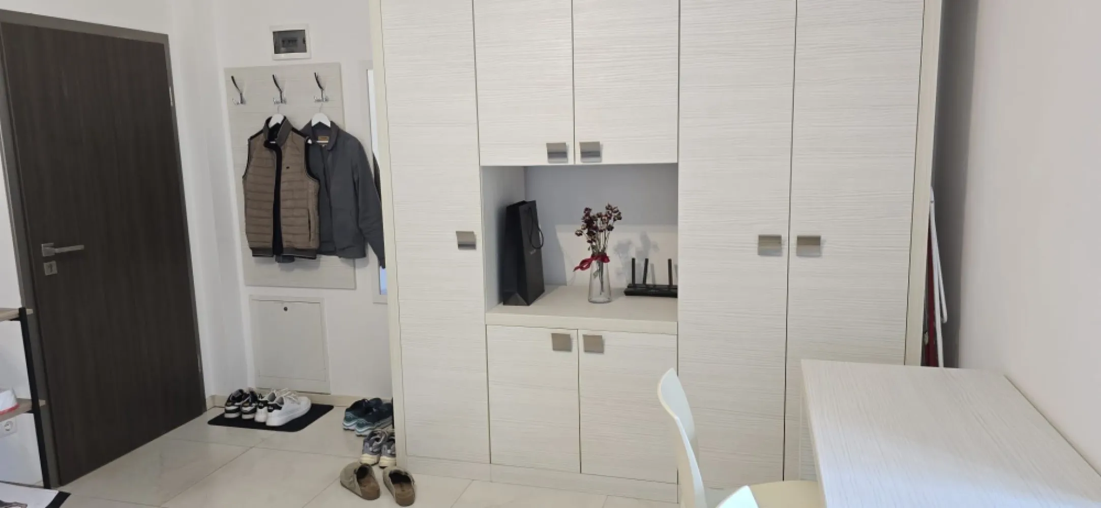 Studio modern în Europa, finisaje premium și locație excelentă - Exclusiv prin Habitas Imobiliare, 0% comision la cumparare!

Descoperiți un apartament cochet și modern, situat în cartierul Europa, într-un bloc nou cu regim redus de înălțime, ideal atât pentru locuit, cât și pentru investiție. Datorită poziționării excelente și finisajelor moderne, proprietatea reprezintă o alegere perfectă pentru cei care își doresc confort, liniște și acces rapid către centrul orașului.

Apartamentul dispune de o suprafață utilă de 25,18 mp și este compartimentat eficient în: cameră luminoasă, baie și dressing, oferind un spațiu practic și bine organizat. Acesta este situat la parterul unui imobil nou cu 2 etaje și se remarcă prin designul modern și atmosfera primitoare.

Locuința se vinde complet mobilată și utilată modern, exact ca în fotografiile de prezentare, fiind pregătită pentru mutare imediată sau pentru închiriere. Beneficiază de încălzire în pardoseală, plită, frigider și mobilier ales într-un stil contemporan, care oferă un plus de confort și eleganță.

Zona Europa este apreciată pentru liniște, spațiile verzi și accesibilitate, apartamentul aflându-se la doar 10 minute de centrul orașului. În apropiere regăsim magazine, mijloace de transport în comun, școli și alte puncte de interes.

Prin combinația dintre blocul nou, finisajele moderne și faptul că se vinde complet mobilat și utilat, această proprietate reprezintă o oportunitate excelentă de investiție, cu potențial foarte bun pentru închiriere.

Pentru mai multe detalii sau pentru programarea unei vizionări, vă invităm să ne contactați la numerele de telefon afișate.