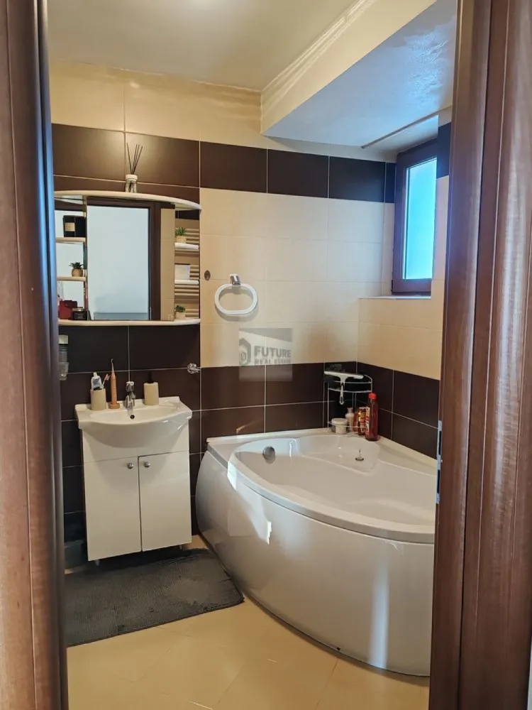 Închiriere Apartament Modern 2 Camere + Mansardă - Preț chirie: 500 € / lună Disponibilitate: Liber din 01.02.2026 Tip proprietate: Apartament 2 camere + Mansardă Suprafață utilă totală: 105 mp (72 mp + mansardă 33 mp) Etaj: 3/3 An construcție: 2012 Compartimentare: Semidecomandat Loc de parcare privat inclus Descriere proprietate Se oferă spre închiriere apartament spatios și luminos, perfect pentru familii sau profesioniști care apreciază confortul și funcționalitatea. • Living generos și dormitor bine proporționat, plus spațiu mansardat de 33 mp ce poate fi utilizat ca birou, cameră de relaxare sau spațiu depozitare. • Compartimentare semidecomandată eficientă. • Centrala termică proprie, costuri de întreținere reduse pe tot parcursul anului. • Finisaje moderne și starea generală foarte bună. Localizare și facilități în zonă Adresă: Popesti-Leordeni, Ilfov (zona rezidențială apropiată de București). Proprietatea beneficiază de: • Acces facil la mijloace de transport în comun. • 7 minute până la stația de metrou Apărătorii Patriei. • 5–6 minute până la stația Dimitrie Leonida. • Magazine, restaurante și cafenele în proximitate. • Parcuri și spații verzi pentru recreere. Dotări incluse • Loc de parcare privat inclus în preț. • Ferestre luminoase cu vedere plăcută. • Posibilitate vizionare la cerere. • Disponibil din 01.02.2026. • Locuința este pregătită pentru semnarea unui contract de închiriere standard. Pentru detalii suplimentare și programări vizionare, vă rugăm să ne contactați direct. }}