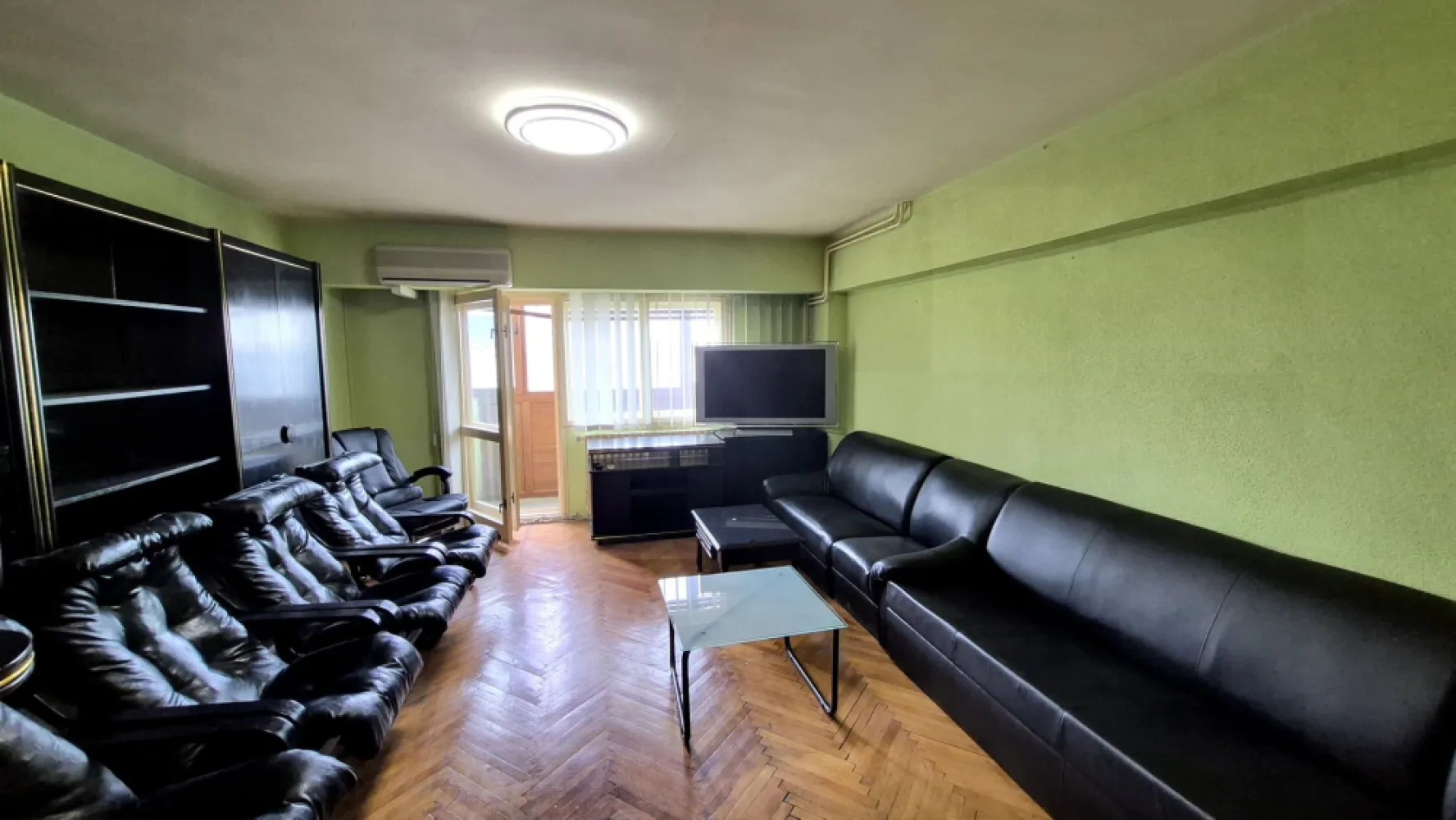 Apartament cu 3 camere 78,24 mp, bloc an 1988 - Decebal - Alba Iulia - Apartament cu 3 camere aflat pe bulevardul Decebal in imediata apropiere a pietei Alba Iulia.

✔️ Detalii generale
- Suprafață totală: 78,24 mp 
- Suprafață utilă: 75,42 mp 
- Balcoane: 2 (2,82 mp) 
- Compartimentare: decomandat 
- Etaj: 8 din 9 
- An construcție imobil: 1988 
- Comision: 0% pentru cumpărător 

✔️ Descriere
Se vinde un apartament spațios cu 3 camere, situat pe Bulevardul Decebal, una dintre cele mai apreciate zone din București, la câțiva pași de Piața Alba Iulia. Locuința este ideală pentru cei care își doresc confort, acces rapid la transport, servicii premium și o zonă cu valoare imobiliară stabilă.

Apartamentul este decomandat, cu camere luminoase, circulație excelentă și vedere deschisă de la etajul 8. Cele două balcoane sunt binevenite, chiar daca au o suprafata mica.

✔️ Avantaje
- Zonă premium, cu acces rapid la metrou, restaurante, cafenele, supermarketuri 
- Bloc solid, construit în 1988 
- Vecinătate liniștită și civilizată 
- Ideal pentru locuit sau investiție (cerere mare la închiriere în zonă) 
- Comision 0% – cumperi direct, fără costuri suplimentare 

✔️ Poziționare excelentă
- Bulevardul Decebal 
- Piața Alba Iulia 
- Acces rapid către Unirii, Calea Călărași, Mihai Bravu 
- Transport public la 2–5 minute