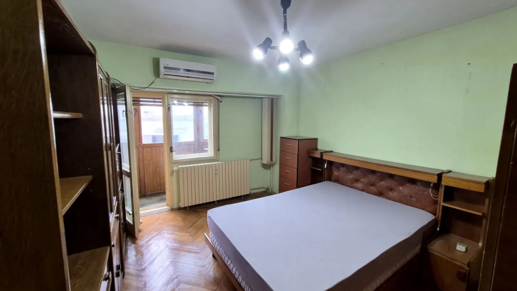 Apartament cu 3 camere 78,24 mp, bloc an 1988 - Decebal - Alba Iulia - Apartament cu 3 camere aflat pe bulevardul Decebal in imediata apropiere a pietei Alba Iulia.

✔️ Detalii generale
- Suprafață totală: 78,24 mp 
- Suprafață utilă: 75,42 mp 
- Balcoane: 2 (2,82 mp) 
- Compartimentare: decomandat 
- Etaj: 8 din 9 
- An construcție imobil: 1988 
- Comision: 0% pentru cumpărător 

✔️ Descriere
Se vinde un apartament spațios cu 3 camere, situat pe Bulevardul Decebal, una dintre cele mai apreciate zone din București, la câțiva pași de Piața Alba Iulia. Locuința este ideală pentru cei care își doresc confort, acces rapid la transport, servicii premium și o zonă cu valoare imobiliară stabilă.

Apartamentul este decomandat, cu camere luminoase, circulație excelentă și vedere deschisă de la etajul 8. Cele două balcoane sunt binevenite, chiar daca au o suprafata mica.

✔️ Avantaje
- Zonă premium, cu acces rapid la metrou, restaurante, cafenele, supermarketuri 
- Bloc solid, construit în 1988 
- Vecinătate liniștită și civilizată 
- Ideal pentru locuit sau investiție (cerere mare la închiriere în zonă) 
- Comision 0% – cumperi direct, fără costuri suplimentare 

✔️ Poziționare excelentă
- Bulevardul Decebal 
- Piața Alba Iulia 
- Acces rapid către Unirii, Calea Călărași, Mihai Bravu 
- Transport public la 2–5 minute