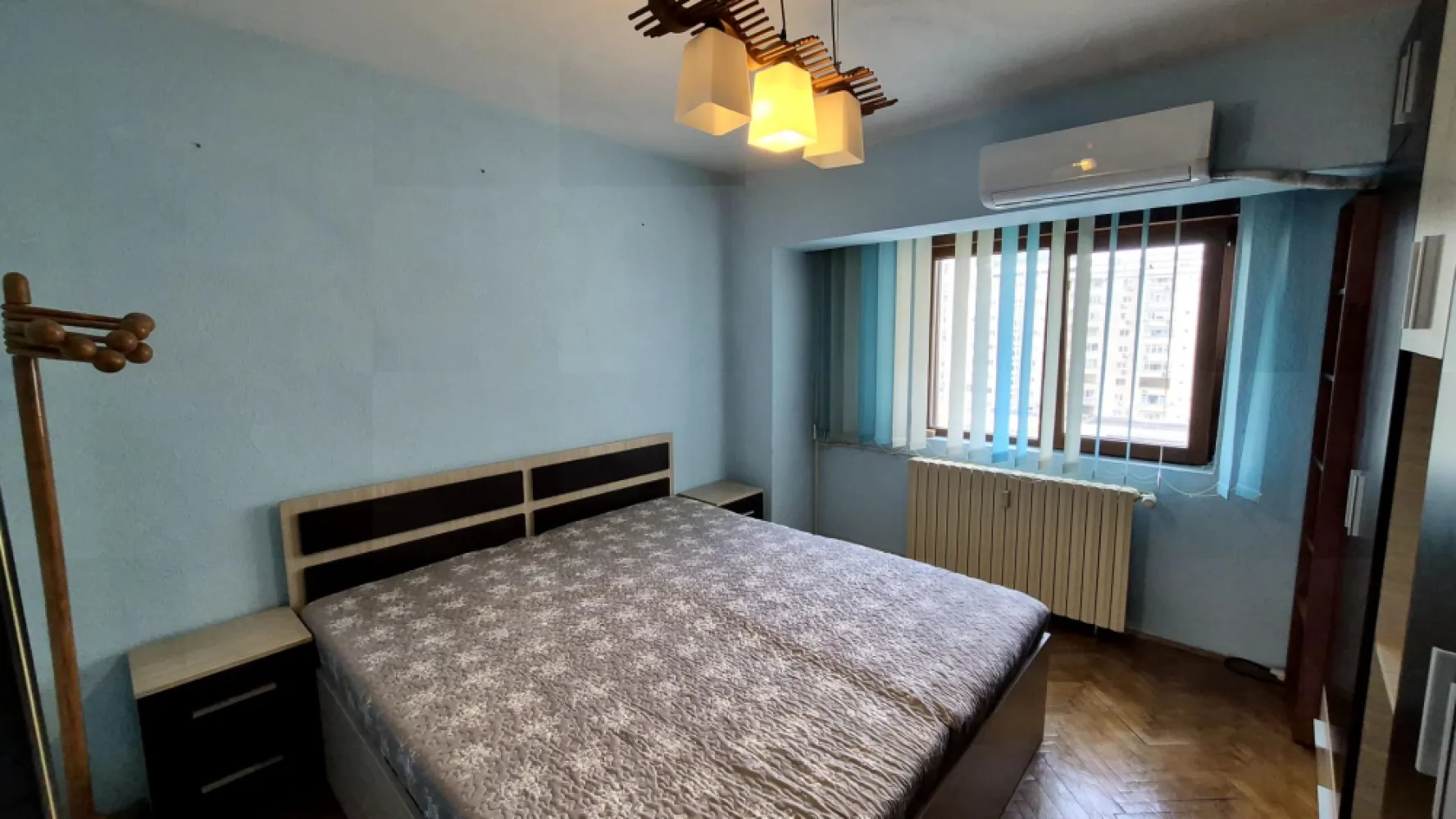 Apartament cu 3 camere 78,24 mp, bloc an 1988 - Decebal - Alba Iulia - Apartament cu 3 camere aflat pe bulevardul Decebal in imediata apropiere a pietei Alba Iulia.

✔️ Detalii generale
- Suprafață totală: 78,24 mp 
- Suprafață utilă: 75,42 mp 
- Balcoane: 2 (2,82 mp) 
- Compartimentare: decomandat 
- Etaj: 8 din 9 
- An construcție imobil: 1988 
- Comision: 0% pentru cumpărător 

✔️ Descriere
Se vinde un apartament spațios cu 3 camere, situat pe Bulevardul Decebal, una dintre cele mai apreciate zone din București, la câțiva pași de Piața Alba Iulia. Locuința este ideală pentru cei care își doresc confort, acces rapid la transport, servicii premium și o zonă cu valoare imobiliară stabilă.

Apartamentul este decomandat, cu camere luminoase, circulație excelentă și vedere deschisă de la etajul 8. Cele două balcoane sunt binevenite, chiar daca au o suprafata mica.

✔️ Avantaje
- Zonă premium, cu acces rapid la metrou, restaurante, cafenele, supermarketuri 
- Bloc solid, construit în 1988 
- Vecinătate liniștită și civilizată 
- Ideal pentru locuit sau investiție (cerere mare la închiriere în zonă) 
- Comision 0% – cumperi direct, fără costuri suplimentare 

✔️ Poziționare excelentă
- Bulevardul Decebal 
- Piața Alba Iulia 
- Acces rapid către Unirii, Calea Călărași, Mihai Bravu 
- Transport public la 2–5 minute