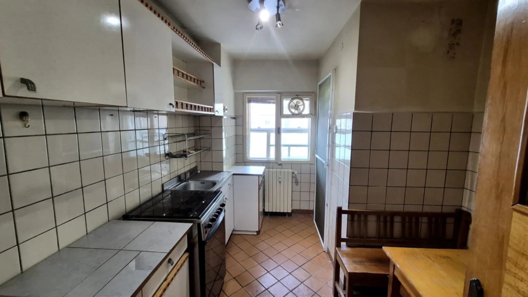 Apartament cu 3 camere 78,24 mp, bloc an 1988 - Decebal - Alba Iulia - Apartament cu 3 camere aflat pe bulevardul Decebal in imediata apropiere a pietei Alba Iulia.

✔️ Detalii generale
- Suprafață totală: 78,24 mp 
- Suprafață utilă: 75,42 mp 
- Balcoane: 2 (2,82 mp) 
- Compartimentare: decomandat 
- Etaj: 8 din 9 
- An construcție imobil: 1988 
- Comision: 0% pentru cumpărător 

✔️ Descriere
Se vinde un apartament spațios cu 3 camere, situat pe Bulevardul Decebal, una dintre cele mai apreciate zone din București, la câțiva pași de Piața Alba Iulia. Locuința este ideală pentru cei care își doresc confort, acces rapid la transport, servicii premium și o zonă cu valoare imobiliară stabilă.

Apartamentul este decomandat, cu camere luminoase, circulație excelentă și vedere deschisă de la etajul 8. Cele două balcoane sunt binevenite, chiar daca au o suprafata mica.

✔️ Avantaje
- Zonă premium, cu acces rapid la metrou, restaurante, cafenele, supermarketuri 
- Bloc solid, construit în 1988 
- Vecinătate liniștită și civilizată 
- Ideal pentru locuit sau investiție (cerere mare la închiriere în zonă) 
- Comision 0% – cumperi direct, fără costuri suplimentare 

✔️ Poziționare excelentă
- Bulevardul Decebal 
- Piața Alba Iulia 
- Acces rapid către Unirii, Calea Călărași, Mihai Bravu 
- Transport public la 2–5 minute
