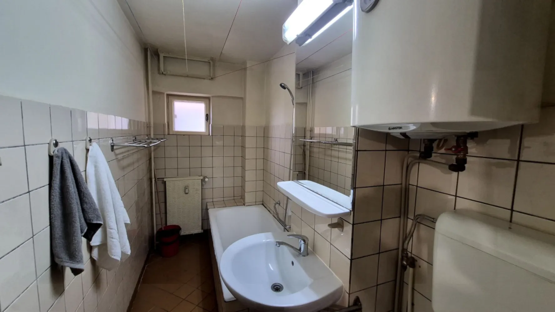 Apartament cu 3 camere 78,24 mp, bloc an 1988 - Decebal - Alba Iulia - Apartament cu 3 camere aflat pe bulevardul Decebal in imediata apropiere a pietei Alba Iulia.

✔️ Detalii generale
- Suprafață totală: 78,24 mp 
- Suprafață utilă: 75,42 mp 
- Balcoane: 2 (2,82 mp) 
- Compartimentare: decomandat 
- Etaj: 8 din 9 
- An construcție imobil: 1988 
- Comision: 0% pentru cumpărător 

✔️ Descriere
Se vinde un apartament spațios cu 3 camere, situat pe Bulevardul Decebal, una dintre cele mai apreciate zone din București, la câțiva pași de Piața Alba Iulia. Locuința este ideală pentru cei care își doresc confort, acces rapid la transport, servicii premium și o zonă cu valoare imobiliară stabilă.

Apartamentul este decomandat, cu camere luminoase, circulație excelentă și vedere deschisă de la etajul 8. Cele două balcoane sunt binevenite, chiar daca au o suprafata mica.

✔️ Avantaje
- Zonă premium, cu acces rapid la metrou, restaurante, cafenele, supermarketuri 
- Bloc solid, construit în 1988 
- Vecinătate liniștită și civilizată 
- Ideal pentru locuit sau investiție (cerere mare la închiriere în zonă) 
- Comision 0% – cumperi direct, fără costuri suplimentare 

✔️ Poziționare excelentă
- Bulevardul Decebal 
- Piața Alba Iulia 
- Acces rapid către Unirii, Calea Călărași, Mihai Bravu 
- Transport public la 2–5 minute