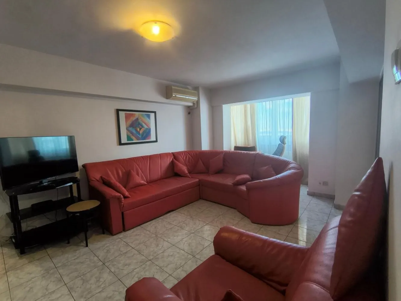 Comision 0 inchiriere 3 cam.Ultacentral,Sos.Panduri - Ofer spre inchiriere apartament 3 camere,ultracentral situat pe soseua Panduri nr 5 ,bine utilat,luminos o impartire a camerelor excelenta an 1989.Ca puncte de intres: Hotel Marriott,cartier Cotroceni,Catredala Neamului,Casa Popurului,Mall ,statie RATB. ,Paercul Cotroceni,Piata Agroalimentara Cotroceni.