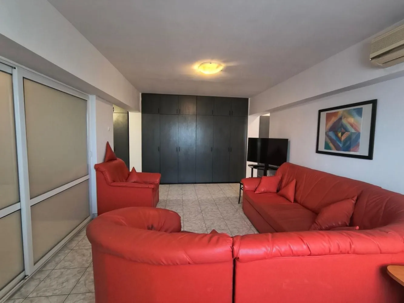 Comision 0 inchiriere 3 cam.Ultacentral,Sos.Panduri - Ofer spre inchiriere apartament 3 camere,ultracentral situat pe soseua Panduri nr 5 ,bine utilat,luminos o impartire a camerelor excelenta an 1989.Ca puncte de intres: Hotel Marriott,cartier Cotroceni,Catredala Neamului,Casa Popurului,Mall ,statie RATB. ,Paercul Cotroceni,Piata Agroalimentara Cotroceni.