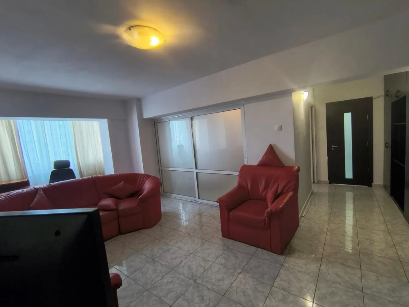 Comision 0 inchiriere 3 cam.Ultacentral,Sos.Panduri - Ofer spre inchiriere apartament 3 camere,ultracentral situat pe soseua Panduri nr 5 ,bine utilat,luminos o impartire a camerelor excelenta an 1989.Ca puncte de intres: Hotel Marriott,cartier Cotroceni,Catredala Neamului,Casa Popurului,Mall ,statie RATB. ,Paercul Cotroceni,Piata Agroalimentara Cotroceni.