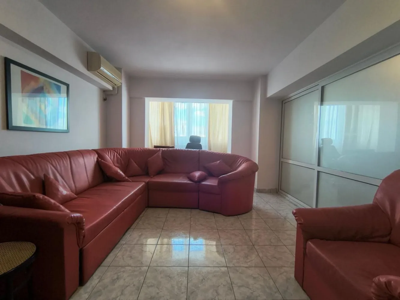 Comision 0 inchiriere 3 cam.Ultacentral,Sos.Panduri - Ofer spre inchiriere apartament 3 camere,ultracentral situat pe soseua Panduri nr 5 ,bine utilat,luminos o impartire a camerelor excelenta an 1989.Ca puncte de intres: Hotel Marriott,cartier Cotroceni,Catredala Neamului,Casa Popurului,Mall ,statie RATB. ,Paercul Cotroceni,Piata Agroalimentara Cotroceni.