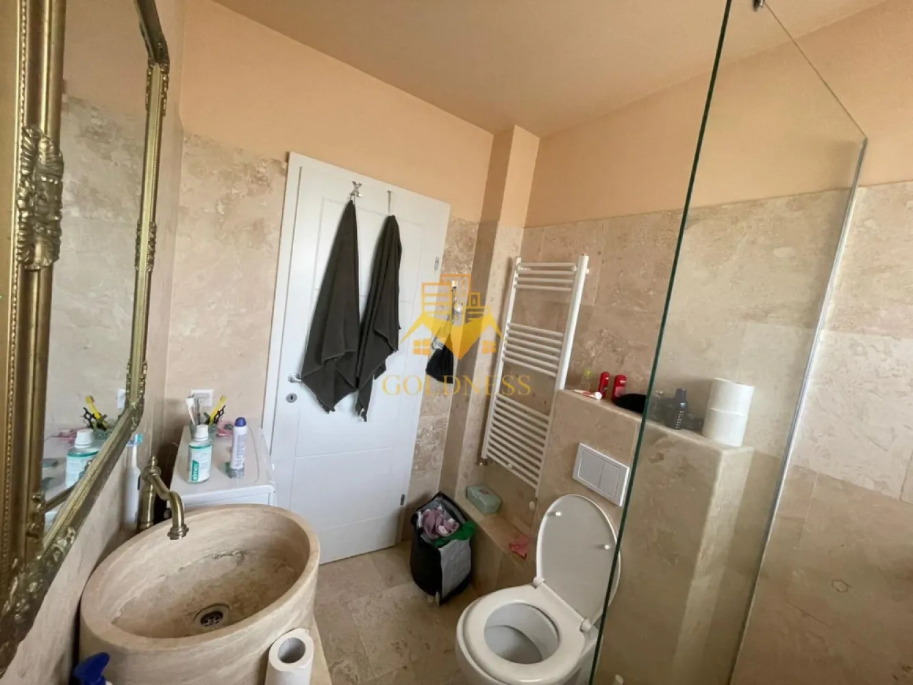 2 camere open space, Modern, Parcare, Zorilor, Zona Golden Tulip - GOLDNESS Imobiliare vă propune spre închiriere un apartament cu  2 camere complet mobilat și utilat, la etajul 3, în Cartierul Zorilor. 
 
Deține loc de parcare subteran. 

Se află în apropierea stațiilor de transport în comun, magazine, restaurante, spații verzi, farmacii, etc. 
 Apartamentul este compartimentat astfel:

 - dormitor cu pat matrimonial, dressing separat, noptiere 
 - living cu bucatarie open space complet utilată și mobilată, canapea extensibilă, loc de servit masa 
 - baie cu cabină de duș, calorifer port prosop și dulap pentru depozitare.
 - două balcoane.

Imobilul este dotat cu toate cele necesare- centrală proprie, frigider, aragaz, hotă, mașină de spălat haine,   etc. 

Dacă sunteți interesați de acest apartament și doriți să îl vizionați, dar și pentru alte oferte nu ezitați să ne contactați telefonic sau prin e-mail. Vă stăm la dispoziție!
Pentru intermediere se percepe un comision de 50% din prețul chiriei!