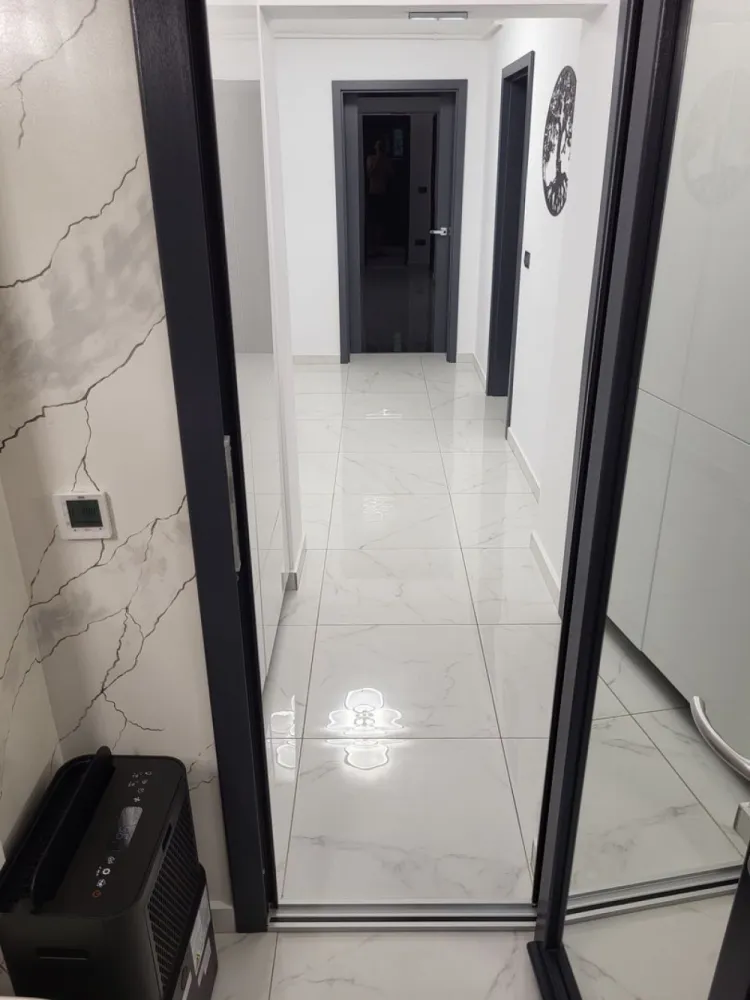 Vand apt. 2 cam. Soseaua Arcu tip vilă billa gara. - Agenția BRASADAS vinde apartament cu 2 camere la blocurile tip vila pe soseua Arcu, mobilat si utilat premium.

Apartamentul a fost decapat în anul 2023 pana la ultimul strat de jur împrejur inclusiv pardoseala si s-a pus extrudat jos si apoi incalzirea in pardoseala.
Au fost scoși peste 700 de saci de moloz din apartament.

Avem pozele cu fiecare stadiu al lucrării, renovarea a fost peste 50 000 € și rămâne și cu mobila și electrocasnicele cum sunt în poze.

Instalație termică (încălzire prin pardoseala cu termostate pe fiecare camera).

Instalație sanitara - totul nou inclusiv gheurile.

Instalație electrică - totul nou Schneider culoare gri.

Tamplarie noua termopan 3 geamuri 7 camere.

Baia este făcută 75% cu vopsea de la Loggia pe pereți, faianta fiind doar în duș.

Aer condiționat.

Gresie pe jos în toată casa, fiind mult mai recomandata la încălzirea în pardoseala.

Design premium in fiecare încăpere.

Poate fi transformat și în spațiu comercial (cabinet, centru de desfacere , etc), datorita configurației și poziției.

Prețul este fix și fara schimburi.

În acte este parter dar din camere și balcon de vede ca la etajul 1.

Suprafata este de 65 mp utili cu balcon închis.

Rămâne mobilat exact ca în poze.

NU SE INCHIRIAZA! Prețul este fix.