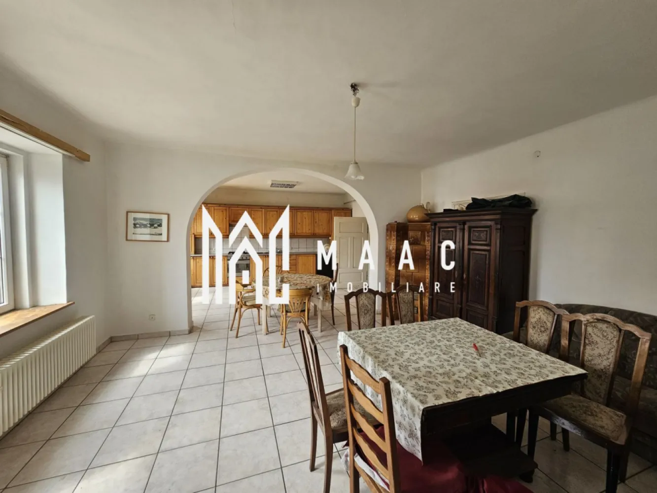 Casa Individuala | 8 camere | 6 bai | 300 mpu | Turnisor - MAAC Imobiliare vă propune spre închiriere o proprietate generoasă, situată în cartierul Turnișor din Sibiu, ideal configurată pentru activități de cazare muncitori sau locuință multifamilială. Imobilul este compus din două corpuri de clădire complet funcționale, cu o suprafață totală de 300 mp, împărțită eficient pentru confortul și utilitatea chiriașilor.

Corp 1 (S+P+M – 230 mp)

Subsol:

Bucătărie complet echipată

Cameră de servit masa

Cameră de depozitare

Baie (vas WC + lavoar)

Parter:

Bucătărie

Living spațios

Mansardă:

3 dormitoare

3 băi (fiecare cu duș, lavoar și vas WC)

Living comun

Corp 2 (Parter – 70 mp)

3 dormitoare

1 baie (vas WC + lavoar)

1 baie comună (cu 2 dușuri, lavoar și vas WC)

Proprietatea este complet mobilată și utilată, gândită special pentru a asigura confortul unui număr mai mare de persoane, în special pentru echipe de muncitori sau personal relocat. Compartimentarea practică, multiplele băi și spațiile comune generoase asigură funcționalitate și intimitate pentru fiecare locatar.

Localizare excelentă – situată într-o zonă accesibilă, aproape de punctele de interes industrial și logistic din Sibiu, cu acces facil către oraș și drumurile principale.

Pentru mai multe detalii și programarea unei vizionări, vă invităm să ne contactați: