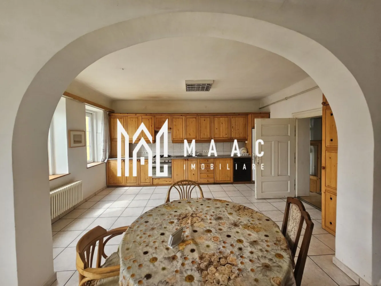 Casa Individuala | 8 camere | 6 bai | 300 mpu | Turnisor - MAAC Imobiliare vă propune spre închiriere o proprietate generoasă, situată în cartierul Turnișor din Sibiu, ideal configurată pentru activități de cazare muncitori sau locuință multifamilială. Imobilul este compus din două corpuri de clădire complet funcționale, cu o suprafață totală de 300 mp, împărțită eficient pentru confortul și utilitatea chiriașilor.

Corp 1 (S+P+M – 230 mp)

Subsol:

Bucătărie complet echipată

Cameră de servit masa

Cameră de depozitare

Baie (vas WC + lavoar)

Parter:

Bucătărie

Living spațios

Mansardă:

3 dormitoare

3 băi (fiecare cu duș, lavoar și vas WC)

Living comun

Corp 2 (Parter – 70 mp)

3 dormitoare

1 baie (vas WC + lavoar)

1 baie comună (cu 2 dușuri, lavoar și vas WC)

Proprietatea este complet mobilată și utilată, gândită special pentru a asigura confortul unui număr mai mare de persoane, în special pentru echipe de muncitori sau personal relocat. Compartimentarea practică, multiplele băi și spațiile comune generoase asigură funcționalitate și intimitate pentru fiecare locatar.

Localizare excelentă – situată într-o zonă accesibilă, aproape de punctele de interes industrial și logistic din Sibiu, cu acces facil către oraș și drumurile principale.

Pentru mai multe detalii și programarea unei vizionări, vă invităm să ne contactați: