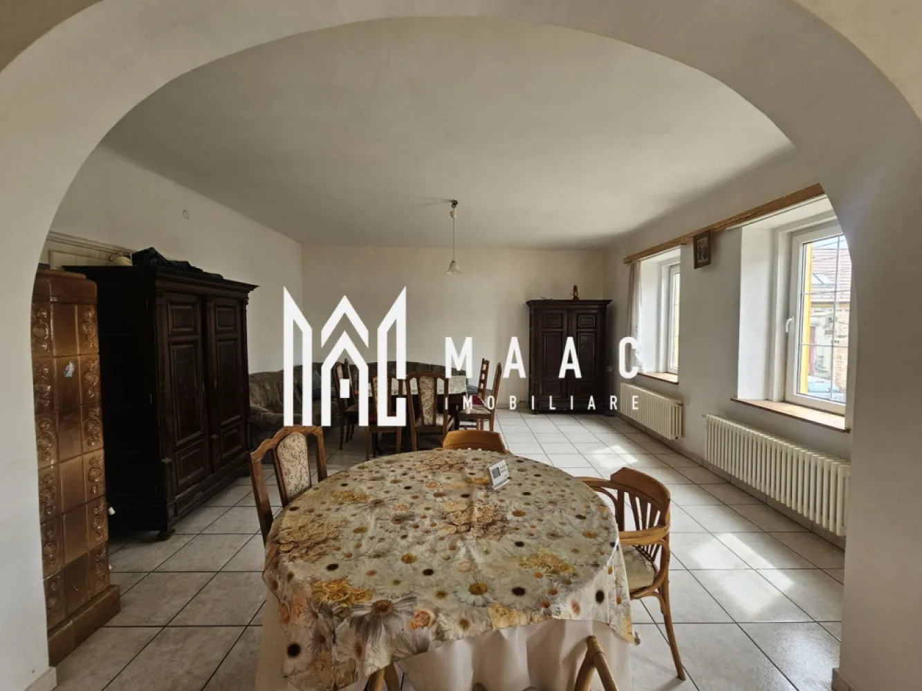 Casa Individuala | 8 camere | 6 bai | 300 mpu | Turnisor - MAAC Imobiliare vă propune spre închiriere o proprietate generoasă, situată în cartierul Turnișor din Sibiu, ideal configurată pentru activități de cazare muncitori sau locuință multifamilială. Imobilul este compus din două corpuri de clădire complet funcționale, cu o suprafață totală de 300 mp, împărțită eficient pentru confortul și utilitatea chiriașilor.

Corp 1 (S+P+M – 230 mp)

Subsol:

Bucătărie complet echipată

Cameră de servit masa

Cameră de depozitare

Baie (vas WC + lavoar)

Parter:

Bucătărie

Living spațios

Mansardă:

3 dormitoare

3 băi (fiecare cu duș, lavoar și vas WC)

Living comun

Corp 2 (Parter – 70 mp)

3 dormitoare

1 baie (vas WC + lavoar)

1 baie comună (cu 2 dușuri, lavoar și vas WC)

Proprietatea este complet mobilată și utilată, gândită special pentru a asigura confortul unui număr mai mare de persoane, în special pentru echipe de muncitori sau personal relocat. Compartimentarea practică, multiplele băi și spațiile comune generoase asigură funcționalitate și intimitate pentru fiecare locatar.

Localizare excelentă – situată într-o zonă accesibilă, aproape de punctele de interes industrial și logistic din Sibiu, cu acces facil către oraș și drumurile principale.

Pentru mai multe detalii și programarea unei vizionări, vă invităm să ne contactați: