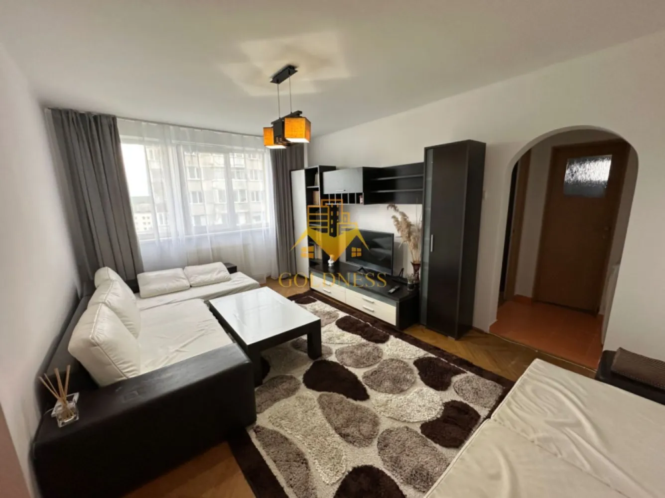 2 camere, Gheorgheni, Iulius Mall, FSEGA,Unirii,Alexandru Vaida Voevod - GOLDNESS Imobiliare vă propune spre închiriere un apartament cu 2 camere complet mobilat și utilat, la etajul 8 într-un imobil de 10 etaje, în Cartierul Gheorgheni.
Posibilitate de parcare în zona la liber.
Se află în apropierea stațiilor de transport în comun, magazine, restaurante, spații verzi, farmacii, etc. 

Apartamentul este compartimentat astfel:
 - dormitor cu pat matrimonial, dressing, noptiere
 - living cu canapea extensibilă 
 - bucătărie complet utilată și mobilată, loc de servit masa 
 - baie cu cada, calorifer port prosop și dulap pentru depozitare.
 - terasa de 8 mp.

Imobilul este dotat cu toate cele necesare- centrală proprie, frigider, aragaz, hotă, mașină de spălat haine, etc. 

Dacă sunteți interesați de acest apartament și doriți să îl vizionați, dar și pentru alte oferte nu ezitați să ne contactați telefonic sau prin e-mail. Vă stăm la dispoziție!
Pentru intermediere se percepe un comision de 50% din prețul chiriei!