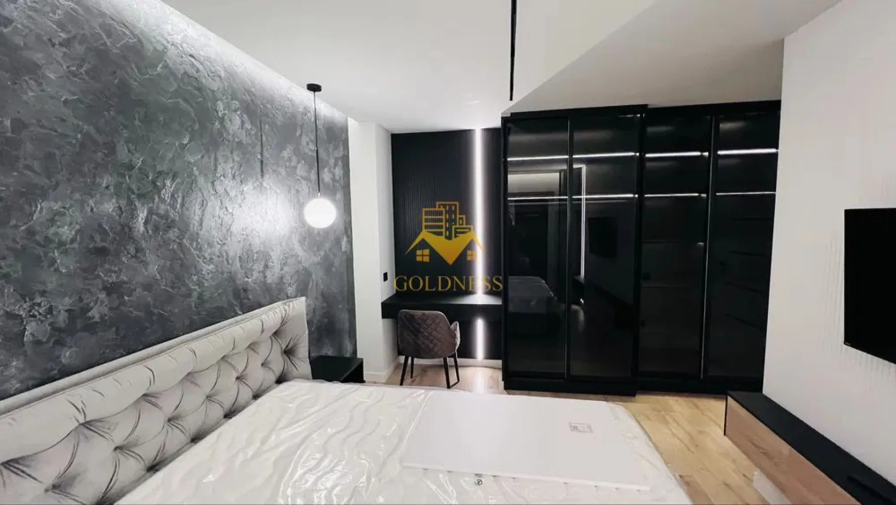 2 Camere, Marasti, Parcare Subterana, Premium, Expo Transilvania, Ira - GOLDNESS Imobiliare vă propune spre închiriere un apartament cu 2 camere, situat în cartierul Mărăști.
Apartamentul este situat într-un bloc nou, la etajul 1, și este la prima închiriere. Acesta are 1 balcon și o terasă mare de 12 mp.
Apartamentul este complet mobilat și utilat cu electrocasnice Bosch, inclusiv cuptor cu microunde, plită, hotă, mașină de spălat vase, mașină de spălat rufe, uscător de rufe, uscător de păr, aer condiționat și aparat de cafea Nespresso.
Dispune de videointerfon cu display mare și funcție foto.
Spațiul de dormit este deservit de un pat matrimonial și un colțar extensibil.
Încălzirea se face prin pardoseală.
Accesul în apartament este securizat cu ușă metalică cu închidere în multe puncte, iar geamurile au sticlă în 3 rânduri pentru o izolare fonică sporită.
Există abonament la internet și TV prin cablu.
Cheltuielile lunare sunt foarte mici.
Blocul este supravegheat video.
La parterul blocului se află un magazin Mega Image.
Apartamentul are parcare subterană supravegheată video, iar accesul se face pe bază de telecomandă (inclusă în preț).
Accesul în apartament este securizat cu ușă metalică cu închidere în multe puncte, iar geamurile au sticlă în 3 rânduri pentru o izolare fonică sporită.
Dacă sunteți interesat de acest apartament și doriți să îl vizionați, dar și pentru alte oferte nu ezitați să ne contactați telefonic sau prin e-mail. Vă stăm la dispoziție!
Pentru intermediere se percepe un comision de 50% din prețul chiriei! 1