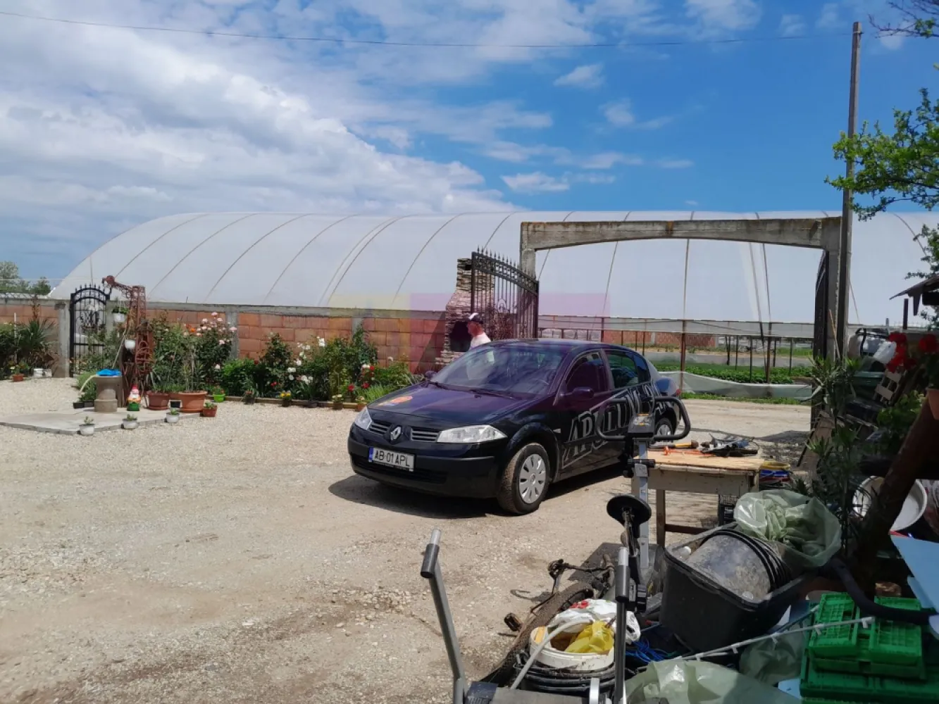 VARASTI / GR - CASA P+1+M (4 CAM) DE VANZARE - Compania Imobiliara Apulum94 are deosebita placere sa va propuna spre vanzare o casa individuala situata pe strada Soarelui nr. 6 in comuna Varasti, judetul Giurgiu, o proprietate ideala pentru cei care cauta liniste, spatiu si acces facil catre capitala. Aceasta casa ofera un echilibru perfect intre confortul rural si proximitatea urbana, fiind la doar 20 km de Bucuresti, cu legatura directa spre zona Eroii Revolutiei, oferind conexiuni rapide catre reteaua de metrou si alte mijloace de transport in comun.

Proprietatea are o suprafata utila de 162 mp si un teren generos de 474 mp, fiind ideala pentru familii sau persoane care cauta liniste, spatiu si confort. 

Casa este construita pe formula P+1+M, fiind compusa din 4 camere, avand trei dormitoare si un living spatios, bucatarie open space complet mobilata, baie, si beneficiaza de aer conditionat si incalzire pe lemne. 
Construita in 2010 si recent izolata la exterior, ofera un climat optim tot timpul anului.

Cateva specificatii tehnice generale/dotari:

- structura de rezistenta: stalpi beton armat, planseu beton armat
- zidarie exterioara si compartimentari interioare: caramida tip brikston
- geamuri termopan profil PVC,
- termoizolare cu polistiren 10 cm + tencuiala decorativa

Sunt disponibile si 2 locuri de parcare in curte

Mentionez ca pretul casei este usor negociabil.

Comision zero la cumparator!!!

Pentru detalii suplimentare, ma puteti contacta la 0.7.3.3.6.8.3.4.5.6.

Agent imobiliar: Aurelian Popescu
Apulum94 - Un partener de cursa lunga!