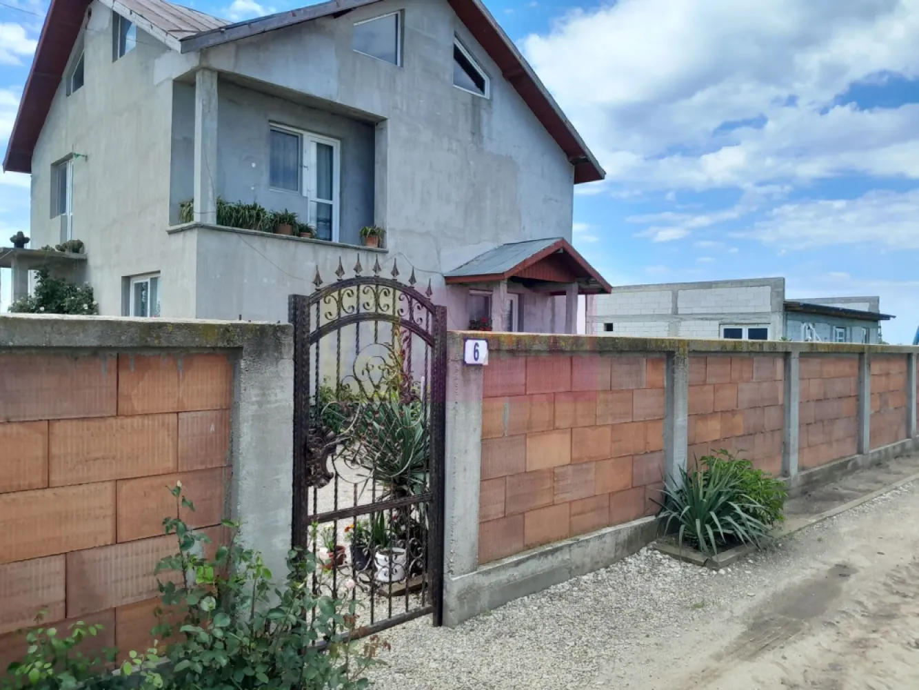 VARASTI / GR - CASA P+1+M (4 CAM) DE VANZARE - Compania Imobiliara Apulum94 are deosebita placere sa va propuna spre vanzare o casa individuala situata pe strada Soarelui nr. 6 in comuna Varasti, judetul Giurgiu, o proprietate ideala pentru cei care cauta liniste, spatiu si acces facil catre capitala. Aceasta casa ofera un echilibru perfect intre confortul rural si proximitatea urbana, fiind la doar 20 km de Bucuresti, cu legatura directa spre zona Eroii Revolutiei, oferind conexiuni rapide catre reteaua de metrou si alte mijloace de transport in comun.

Proprietatea are o suprafata utila de 162 mp si un teren generos de 474 mp, fiind ideala pentru familii sau persoane care cauta liniste, spatiu si confort. 

Casa este construita pe formula P+1+M, fiind compusa din 4 camere, avand trei dormitoare si un living spatios, bucatarie open space complet mobilata, baie, si beneficiaza de aer conditionat si incalzire pe lemne. 
Construita in 2010 si recent izolata la exterior, ofera un climat optim tot timpul anului.

Cateva specificatii tehnice generale/dotari:

- structura de rezistenta: stalpi beton armat, planseu beton armat
- zidarie exterioara si compartimentari interioare: caramida tip brikston
- geamuri termopan profil PVC,
- termoizolare cu polistiren 10 cm + tencuiala decorativa

Sunt disponibile si 2 locuri de parcare in curte

Mentionez ca pretul casei este usor negociabil.

Comision zero la cumparator!!!

Pentru detalii suplimentare, ma puteti contacta la 0.7.3.3.6.8.3.4.5.6.

Agent imobiliar: Aurelian Popescu
Apulum94 - Un partener de cursa lunga!