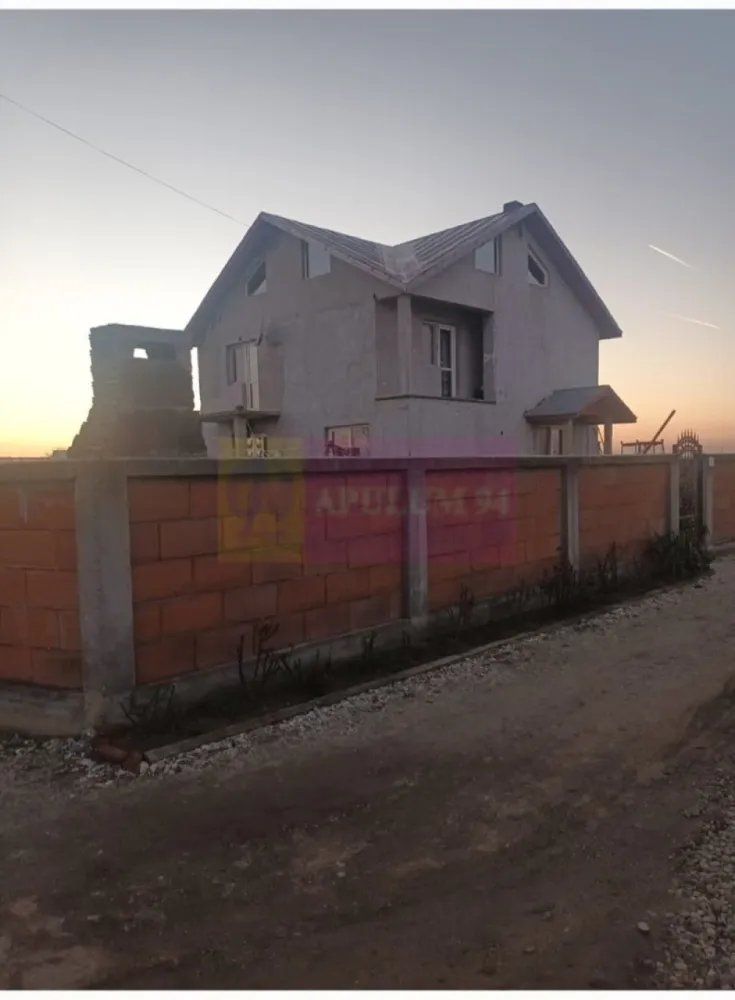 VARASTI / GR - CASA P+1+M (4 CAM) DE VANZARE - Compania Imobiliara Apulum94 are deosebita placere sa va propuna spre vanzare o casa individuala situata pe strada Soarelui nr. 6 in comuna Varasti, judetul Giurgiu, o proprietate ideala pentru cei care cauta liniste, spatiu si acces facil catre capitala. Aceasta casa ofera un echilibru perfect intre confortul rural si proximitatea urbana, fiind la doar 20 km de Bucuresti, cu legatura directa spre zona Eroii Revolutiei, oferind conexiuni rapide catre reteaua de metrou si alte mijloace de transport in comun.

Proprietatea are o suprafata utila de 162 mp si un teren generos de 474 mp, fiind ideala pentru familii sau persoane care cauta liniste, spatiu si confort. 

Casa este construita pe formula P+1+M, fiind compusa din 4 camere, avand trei dormitoare si un living spatios, bucatarie open space complet mobilata, baie, si beneficiaza de aer conditionat si incalzire pe lemne. 
Construita in 2010 si recent izolata la exterior, ofera un climat optim tot timpul anului.

Cateva specificatii tehnice generale/dotari:

- structura de rezistenta: stalpi beton armat, planseu beton armat
- zidarie exterioara si compartimentari interioare: caramida tip brikston
- geamuri termopan profil PVC,
- termoizolare cu polistiren 10 cm + tencuiala decorativa

Sunt disponibile si 2 locuri de parcare in curte

Mentionez ca pretul casei este usor negociabil.

Comision zero la cumparator!!!

Pentru detalii suplimentare, ma puteti contacta la 0.7.3.3.6.8.3.4.5.6.

Agent imobiliar: Aurelian Popescu
Apulum94 - Un partener de cursa lunga!