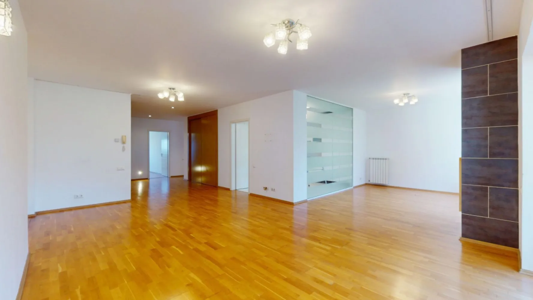 3 camere 124 mp | Ibiza Sol Voluntari | parcare + boxă - Există apartamente frumoase și există locuri care îți dau din prima senzația de „acasă". Lumina naturală, liniștea, terasa orientată spre grădină și atmosfera caldă creată de șemineu transformă acest apartament într-un spațiu în care confortul se simte firesc.

Situat la etajul 1 din 3, în Ibiza Sol Pipera — unul dintre cele mai apreciate ansambluri rezidențiale din zona Pipera–Voluntari — apartamentul oferă 124 mp foarte bine compartimentați pentru o familie care își dorește spațiu, intimitate și un stil de viață echilibrat.
Livingul generos de aproximativ 40 mp este centrul casei: luminos, aerisit și cu acces direct către terasa de 10 mp, orientată spre grădina interioară a complexului, departe de zgomotul străzii. Șemineul din living și grătarul din cărămidă de pe terasă sunt acele detalii rare care transformă o locuință într-un loc în care îți dorești să petreci timpul.

Compartimentare:
Living open space 40 mp cu șemineu · Bucătărie închisă, complet mobilată și utilată · Dormitor matrimonial de 17 mp cu baie en-suite și balcon propriu · Dormitor de 15 mp · 2 băi (una en-suite la dormitorul matrimonial) · Hol generos · Terasă de 10 mp cu grătar din cărămidă Se vinde parțial mobilat, cu băile și bucătăria complet echipate, finisajele sunt bine întreținute, apartamentul este gata de mutat. Inclus în preț: boxă pentru depozitare. Loc de parcare disponibil separat.

Ibiza Sol oferă un stil de viață greu de găsit în altă parte: arhitectură mediteraneană, peste 12.000 mp de spații verzi mature, două piscine exterioare cu jacuzzi, sală de sport, spa, saună, minigolf, club și locuri de joacă pentru copii, pază permanentă și acces controlat.
În apropiere se află Școala Americană, magazine, restaurante și acces rapid către zona de business și centura Bucureștiului.
Un apartament care oferă nu doar spațiu, ci și liniștea pe care tot mai puține locuințe o mai au astăzi.

📅 Open House · 17 iunie 2026 · orele 16:00 – 20:00
Vino să simți apartamentul și atmosfera complexului, fără grabă și fără presiune.
📞 +40 731 764 900 · Bădulescu Leonard