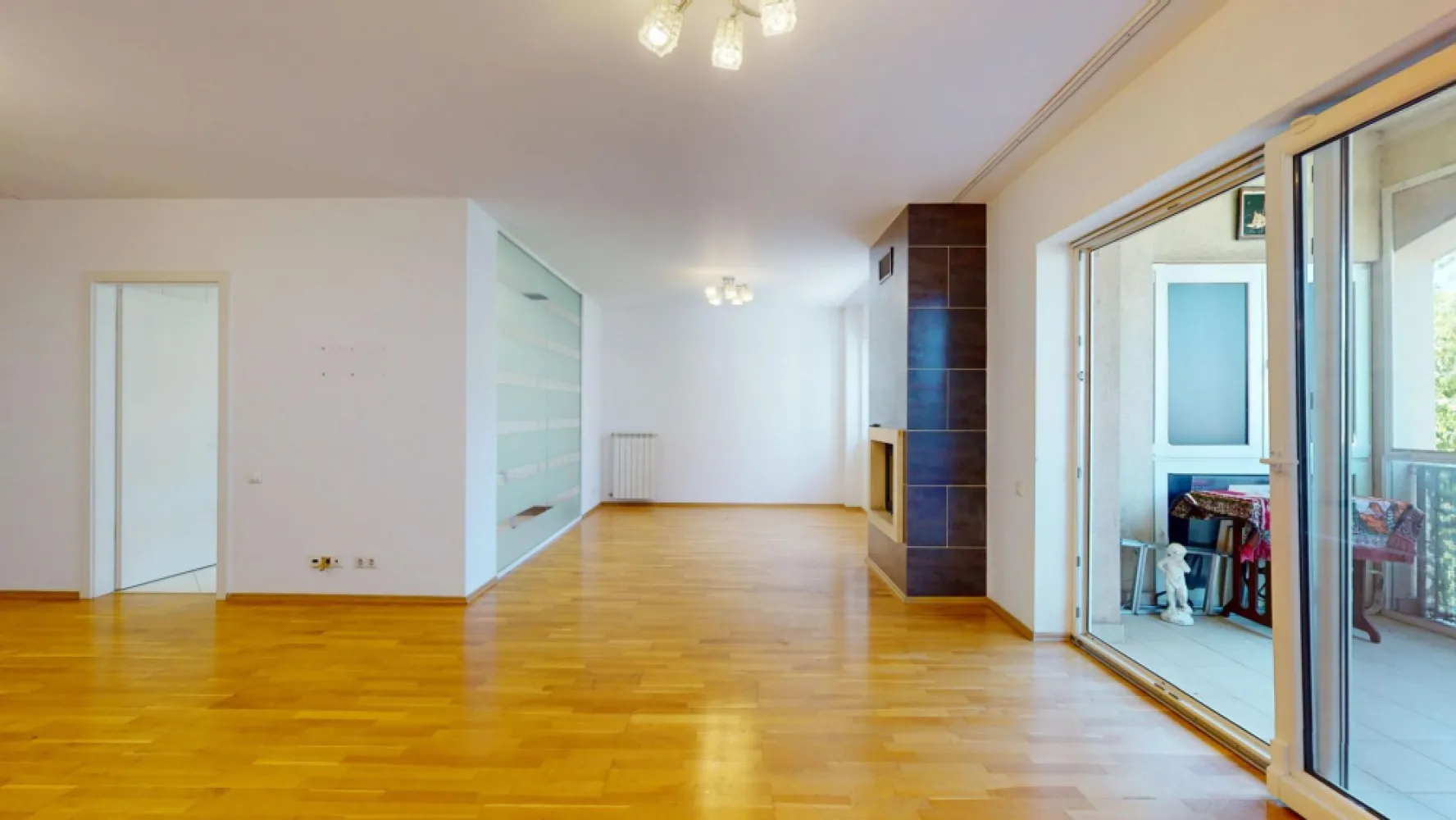 3 camere 124 mp | Ibiza Sol Voluntari | parcare + boxă - Există apartamente frumoase și există locuri care îți dau din prima senzația de „acasă". Lumina naturală, liniștea, terasa orientată spre grădină și atmosfera caldă creată de șemineu transformă acest apartament într-un spațiu în care confortul se simte firesc.

Situat la etajul 1 din 3, în Ibiza Sol Pipera — unul dintre cele mai apreciate ansambluri rezidențiale din zona Pipera–Voluntari — apartamentul oferă 124 mp foarte bine compartimentați pentru o familie care își dorește spațiu, intimitate și un stil de viață echilibrat.
Livingul generos de aproximativ 40 mp este centrul casei: luminos, aerisit și cu acces direct către terasa de 10 mp, orientată spre grădina interioară a complexului, departe de zgomotul străzii. Șemineul din living și grătarul din cărămidă de pe terasă sunt acele detalii rare care transformă o locuință într-un loc în care îți dorești să petreci timpul.

Compartimentare:
Living open space 40 mp cu șemineu · Bucătărie închisă, complet mobilată și utilată · Dormitor matrimonial de 17 mp cu baie en-suite și balcon propriu · Dormitor de 15 mp · 2 băi (una en-suite la dormitorul matrimonial) · Hol generos · Terasă de 10 mp cu grătar din cărămidă Se vinde parțial mobilat, cu băile și bucătăria complet echipate, finisajele sunt bine întreținute, apartamentul este gata de mutat. Inclus în preț: boxă pentru depozitare. Loc de parcare disponibil separat.

Ibiza Sol oferă un stil de viață greu de găsit în altă parte: arhitectură mediteraneană, peste 12.000 mp de spații verzi mature, două piscine exterioare cu jacuzzi, sală de sport, spa, saună, minigolf, club și locuri de joacă pentru copii, pază permanentă și acces controlat.
În apropiere se află Școala Americană, magazine, restaurante și acces rapid către zona de business și centura Bucureștiului.
Un apartament care oferă nu doar spațiu, ci și liniștea pe care tot mai puține locuințe o mai au astăzi.

📅 Open House · 17 iunie 2026 · orele 16:00 – 20:00
Vino să simți apartamentul și atmosfera complexului, fără grabă și fără presiune.
📞 +40 731 764 900 · Bădulescu Leonard