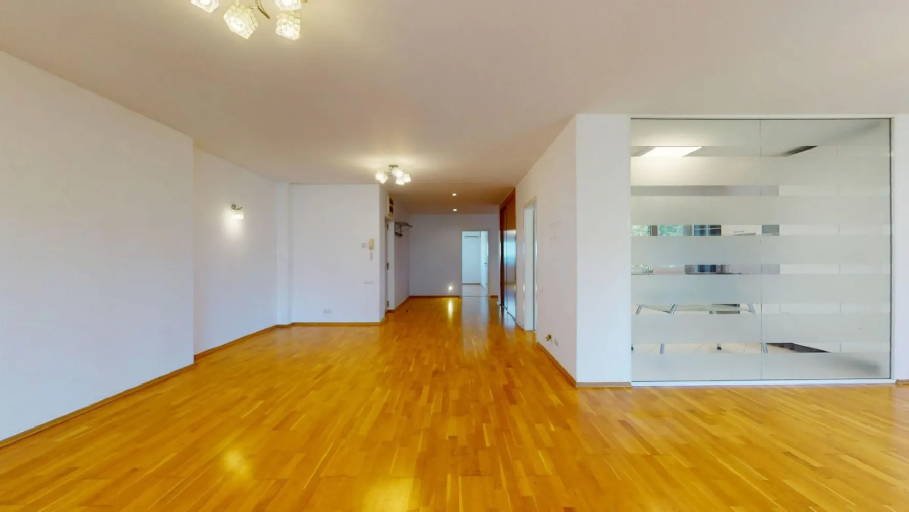 3 camere 124 mp | Ibiza Sol Voluntari | parcare + boxă - Există apartamente frumoase și există locuri care îți dau din prima senzația de „acasă". Lumina naturală, liniștea, terasa orientată spre grădină și atmosfera caldă creată de șemineu transformă acest apartament într-un spațiu în care confortul se simte firesc.

Situat la etajul 1 din 3, în Ibiza Sol Pipera — unul dintre cele mai apreciate ansambluri rezidențiale din zona Pipera–Voluntari — apartamentul oferă 124 mp foarte bine compartimentați pentru o familie care își dorește spațiu, intimitate și un stil de viață echilibrat.
Livingul generos de aproximativ 40 mp este centrul casei: luminos, aerisit și cu acces direct către terasa de 10 mp, orientată spre grădina interioară a complexului, departe de zgomotul străzii. Șemineul din living și grătarul din cărămidă de pe terasă sunt acele detalii rare care transformă o locuință într-un loc în care îți dorești să petreci timpul.

Compartimentare:
Living open space 40 mp cu șemineu · Bucătărie închisă, complet mobilată și utilată · Dormitor matrimonial de 17 mp cu baie en-suite și balcon propriu · Dormitor de 15 mp · 2 băi (una en-suite la dormitorul matrimonial) · Hol generos · Terasă de 10 mp cu grătar din cărămidă Se vinde parțial mobilat, cu băile și bucătăria complet echipate, finisajele sunt bine întreținute, apartamentul este gata de mutat. Inclus în preț: boxă pentru depozitare. Loc de parcare disponibil separat.

Ibiza Sol oferă un stil de viață greu de găsit în altă parte: arhitectură mediteraneană, peste 12.000 mp de spații verzi mature, două piscine exterioare cu jacuzzi, sală de sport, spa, saună, minigolf, club și locuri de joacă pentru copii, pază permanentă și acces controlat.
În apropiere se află Școala Americană, magazine, restaurante și acces rapid către zona de business și centura Bucureștiului.
Un apartament care oferă nu doar spațiu, ci și liniștea pe care tot mai puține locuințe o mai au astăzi.

📅 Open House · 17 iunie 2026 · orele 16:00 – 20:00
Vino să simți apartamentul și atmosfera complexului, fără grabă și fără presiune.
📞 +40 731 764 900 · Bădulescu Leonard