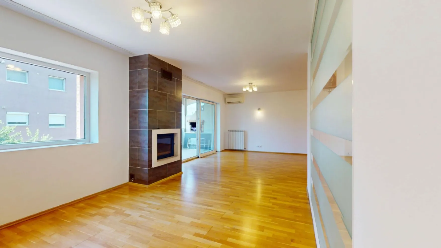 3 camere 124 mp | Ibiza Sol Voluntari | parcare + boxă - Există apartamente frumoase și există locuri care îți dau din prima senzația de „acasă". Lumina naturală, liniștea, terasa orientată spre grădină și atmosfera caldă creată de șemineu transformă acest apartament într-un spațiu în care confortul se simte firesc.

Situat la etajul 1 din 3, în Ibiza Sol Pipera — unul dintre cele mai apreciate ansambluri rezidențiale din zona Pipera–Voluntari — apartamentul oferă 124 mp foarte bine compartimentați pentru o familie care își dorește spațiu, intimitate și un stil de viață echilibrat.
Livingul generos de aproximativ 40 mp este centrul casei: luminos, aerisit și cu acces direct către terasa de 10 mp, orientată spre grădina interioară a complexului, departe de zgomotul străzii. Șemineul din living și grătarul din cărămidă de pe terasă sunt acele detalii rare care transformă o locuință într-un loc în care îți dorești să petreci timpul.

Compartimentare:
Living open space 40 mp cu șemineu · Bucătărie închisă, complet mobilată și utilată · Dormitor matrimonial de 17 mp cu baie en-suite și balcon propriu · Dormitor de 15 mp · 2 băi (una en-suite la dormitorul matrimonial) · Hol generos · Terasă de 10 mp cu grătar din cărămidă Se vinde parțial mobilat, cu băile și bucătăria complet echipate, finisajele sunt bine întreținute, apartamentul este gata de mutat. Inclus în preț: boxă pentru depozitare. Loc de parcare disponibil separat.

Ibiza Sol oferă un stil de viață greu de găsit în altă parte: arhitectură mediteraneană, peste 12.000 mp de spații verzi mature, două piscine exterioare cu jacuzzi, sală de sport, spa, saună, minigolf, club și locuri de joacă pentru copii, pază permanentă și acces controlat.
În apropiere se află Școala Americană, magazine, restaurante și acces rapid către zona de business și centura Bucureștiului.
Un apartament care oferă nu doar spațiu, ci și liniștea pe care tot mai puține locuințe o mai au astăzi.

📅 Open House · 17 iunie 2026 · orele 16:00 – 20:00
Vino să simți apartamentul și atmosfera complexului, fără grabă și fără presiune.
📞 +40 731 764 900 · Bădulescu Leonard
