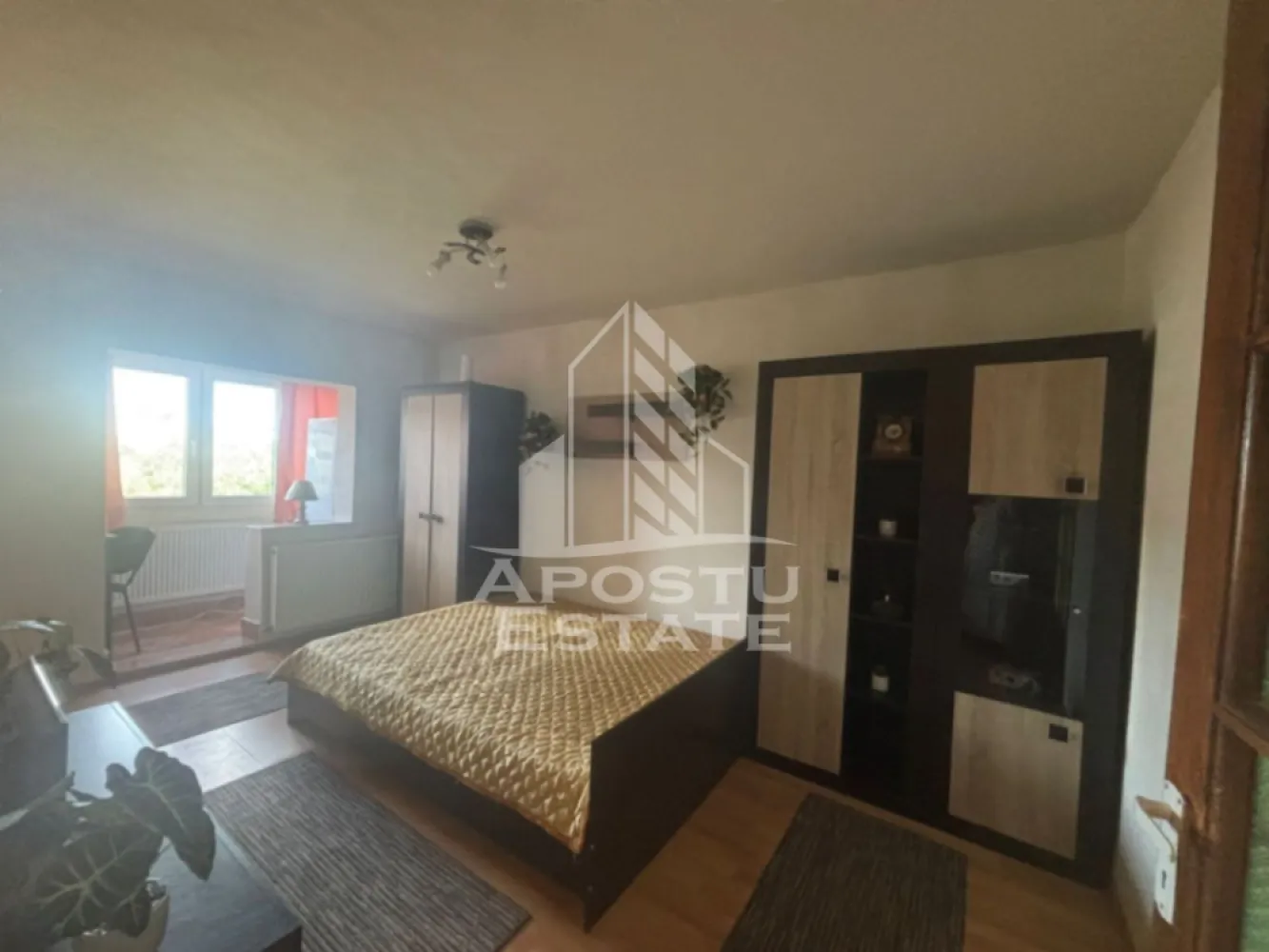 Apartament cu 1 cameră , de închiriat , Zona Aradului , Timișoara - Agentia imobiliara APOSTU ESTATE va propune spre inchiriere un apartament cu 1 cameră , spatios si luminos, situat in zona Aradului , o zona linistita si bine pozitionata din Timisoara, potrivit pentru cupluri,familii, sau studenti care isi doresc o locuinta unde sa se simta confortabil si cu acces facil catre scoli, statii de autobuz, supermarketuri , magazine de zona, parcuri.

Suprafata utila: 25 mp
Compartimentare eficienta:
-Bucatarie complet mobilata si utilata
-Dormitor mobilat si utilat
-Baie prevazuta cu duș 

Confort si facilitati:
-Incalzirea apartamentului: colterm
-Apartamentul este complet mobilat si utilat de către proprietar 
Localizare:
-Timis,Timisoara, zona Aradului – acces facil spre magazine, supermarketul Profi , Lidl, Piata Verde , , facultatea de medicină veterinară - agronomie, scoli, parcuri si mijloace de transport in comun.
Ideal pentru:
-Familii
-Cupluri
-Studenti
Pret chirie lunara: 320 euro ( usor negociabil) 
Programeaza o vizionare pentru a-ti putea imagina viitorul aici!
ID intern: CP3111691