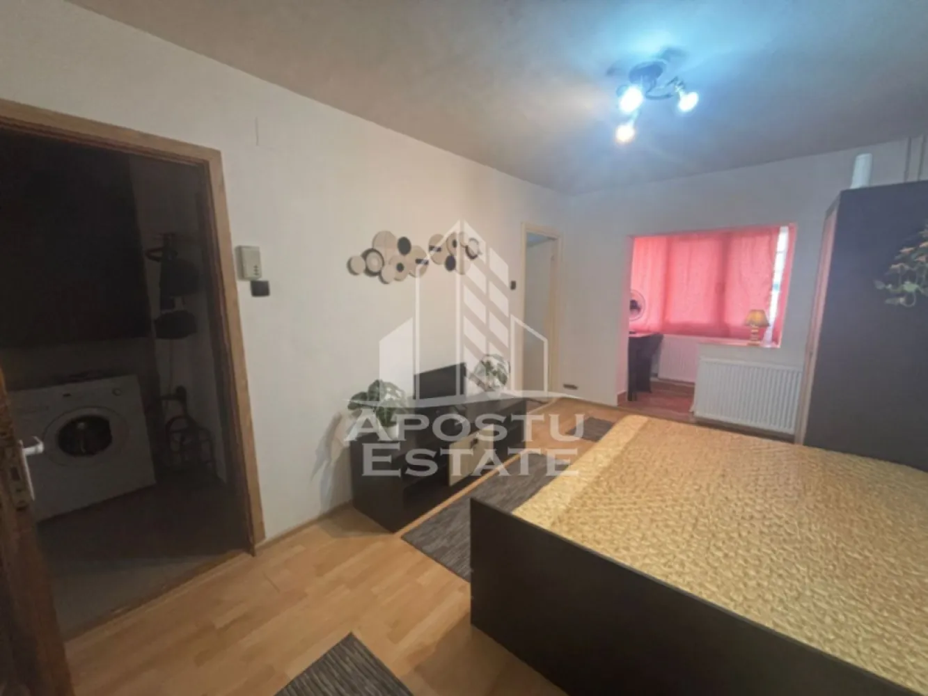 Apartament cu 1 cameră , de închiriat , Zona Aradului , Timișoara - Agentia imobiliara APOSTU ESTATE va propune spre inchiriere un apartament cu 1 cameră , spatios si luminos, situat in zona Aradului , o zona linistita si bine pozitionata din Timisoara, potrivit pentru cupluri,familii, sau studenti care isi doresc o locuinta unde sa se simta confortabil si cu acces facil catre scoli, statii de autobuz, supermarketuri , magazine de zona, parcuri.

Suprafata utila: 25 mp
Compartimentare eficienta:
-Bucatarie complet mobilata si utilata
-Dormitor mobilat si utilat
-Baie prevazuta cu duș 

Confort si facilitati:
-Incalzirea apartamentului: colterm
-Apartamentul este complet mobilat si utilat de către proprietar 
Localizare:
-Timis,Timisoara, zona Aradului – acces facil spre magazine, supermarketul Profi , Lidl, Piata Verde , , facultatea de medicină veterinară - agronomie, scoli, parcuri si mijloace de transport in comun.
Ideal pentru:
-Familii
-Cupluri
-Studenti
Pret chirie lunara: 320 euro ( usor negociabil) 
Programeaza o vizionare pentru a-ti putea imagina viitorul aici!
ID intern: CP3111691