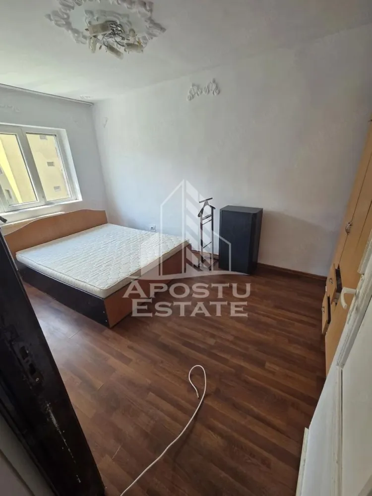 Apartament 3 camere de inchiriat, Sagului, Timisoara - Agentia imobiliara APOSTU ESTATE va propune spre inchiriere un apartament cu 3 camere, spatios si luminos, situat in zona Sagului, o zona linistita si bine pozitionata din Timisoara, potrivit pentru cupluri,familii, sau studenti care isi doresc o locuinta unde sa se simta confortabil si cu acces facil catre scoli, statii de autobuz, supermarketuri , magazine de zona, parcuri.

Suprafata utila: 67 mp
Compartimentare eficienta:
-Hol de acces generos
-Bucatarie complet mobilata si utilata, cu loc de luat masa
-Living luminos si spatios
-Dormitore mobilate si utilate
-Baie prevazuta cu cada

Confort si facilitati:
-Incalzirea apartamentului: centrala proprie
-Incalzirea prin calorifere
-Apartamentul este complet mobilat si utilat
-Nu se accepta animale de companie de catre proprietar
-Se accepta fumatori

Localizare:
-Timis,Timisoara, zona Sagului – acces facil spre magazine, supermarketul Lidl, scoli, parcuri si mijloace de transport in comun.

Ideal pentru:
-Familii
-Cupluri
-Studenti
-Straini

Disponibilitate: imediata
Pret chirie lunara: 400 euro 
Programeaza o vizionare pentru a-ti putea imagina viitorul aici!
ID intern: CP3111679
