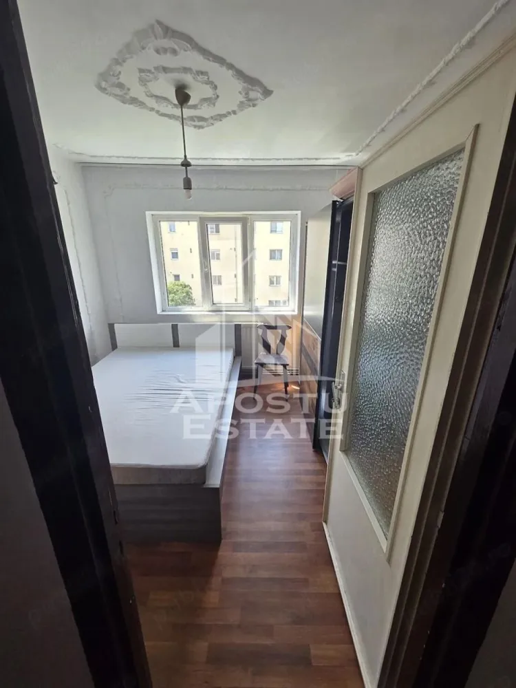Apartament 3 camere de inchiriat, Sagului, Timisoara - Agentia imobiliara APOSTU ESTATE va propune spre inchiriere un apartament cu 3 camere, spatios si luminos, situat in zona Sagului, o zona linistita si bine pozitionata din Timisoara, potrivit pentru cupluri,familii, sau studenti care isi doresc o locuinta unde sa se simta confortabil si cu acces facil catre scoli, statii de autobuz, supermarketuri , magazine de zona, parcuri.

Suprafata utila: 67 mp
Compartimentare eficienta:
-Hol de acces generos
-Bucatarie complet mobilata si utilata, cu loc de luat masa
-Living luminos si spatios
-Dormitore mobilate si utilate
-Baie prevazuta cu cada

Confort si facilitati:
-Incalzirea apartamentului: centrala proprie
-Incalzirea prin calorifere
-Apartamentul este complet mobilat si utilat
-Nu se accepta animale de companie de catre proprietar
-Se accepta fumatori

Localizare:
-Timis,Timisoara, zona Sagului – acces facil spre magazine, supermarketul Lidl, scoli, parcuri si mijloace de transport in comun.

Ideal pentru:
-Familii
-Cupluri
-Studenti
-Straini

Disponibilitate: imediata
Pret chirie lunara: 400 euro 
Programeaza o vizionare pentru a-ti putea imagina viitorul aici!
ID intern: CP3111679