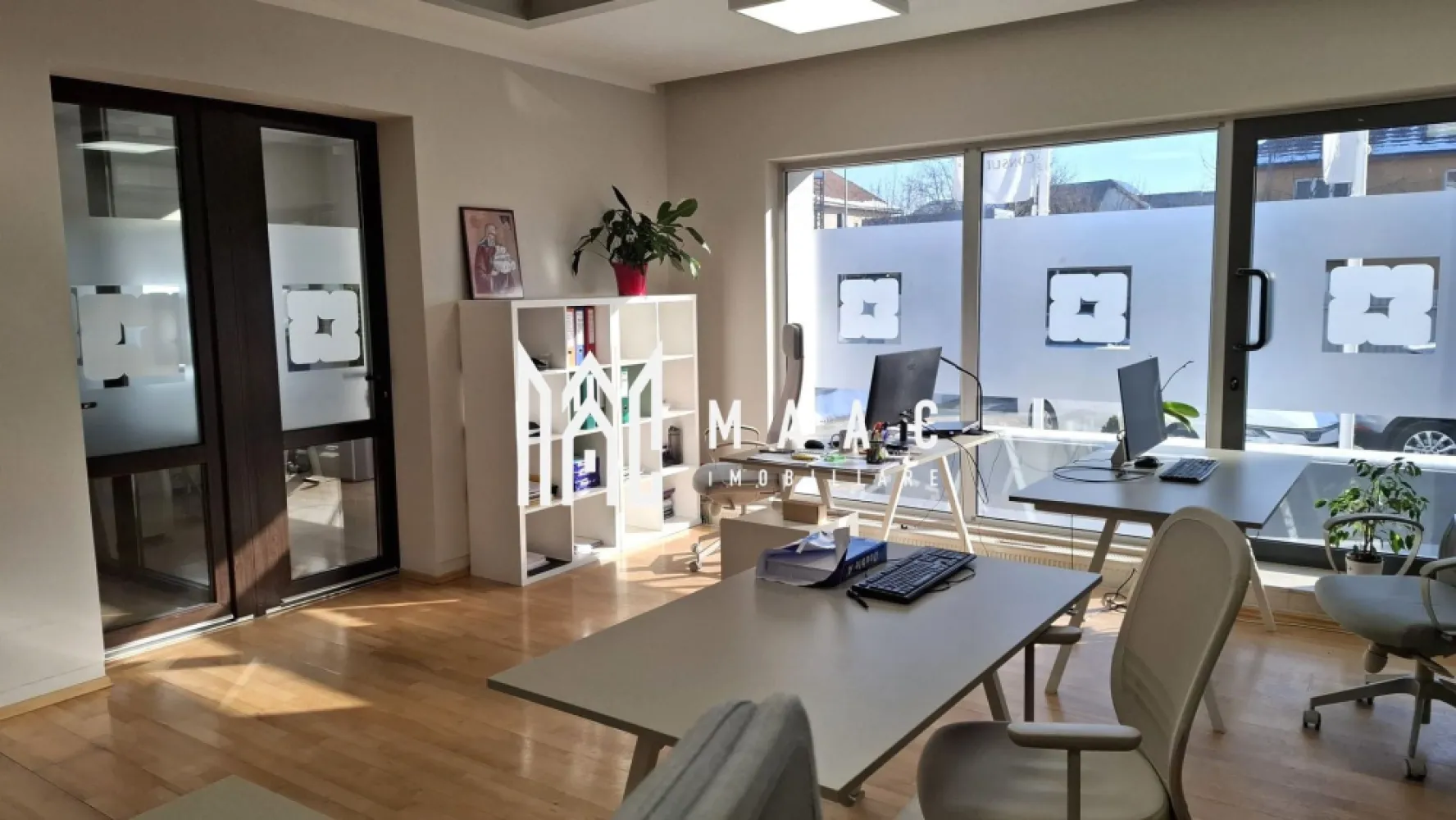 Cladire de birouri I 12 camere I Parcare I Calea Dumbravii - MAAC IMOBILIARE ofera, spre închiriere, o clădire de birouri cu poziționare și configurare ideală pentru activități corporate, concepută pentru a susține eficient operațiuni de business, servicii profesionale și activități administrative de nivel înalt. Asezata pe un teren de cca 420mp, cladirea, cu amprenta la sol de 160mp, are o compartimentare inteligentă, adaptabilă diverselor structuri organizaționale, oferind un echilibru optim între spații individuale, zone de colaborare și facilități comune. La parter- 6 birouri, baie, hol de acces, casa scarii; la etaj-4 birouri, 2 bai, 2 spatii de arhivare, terasa; subsol-sala conferinte, spatiu relaxare, bucatarie cu loc de luat masa, spatii arhivare, depozitare. Incalzirea- centrala termica pe gaz, calorifere. Instalatie de aer conditionat. In curte pot fi parcate 6 masini. In spatele imobilului, curte-zonă de relaxare pentru angajați / spațiu informal de networking. La parter-configurație flexibilă, ușor de personalizat- funcție de nevoile chiriașului. Spații bine proporționate, luminoase și eficiente operațional Proprietatea oferă stabilitate contractuală, fiind disponibilă pentru închiriere pe termen lung (ideal-minim 5 ani) Confera o imagine profesională, potrivită pentru companii care își doresc un spațiu reprezentativ. Destinații ideale: ✔ Sediu companie / headquarter ✔ Firmă de consultanță, avocatură, audit ✔ IT, software, digital services ✔ Educație corporate, training, coaching ✔ Servicii profesionale, administrative sau financiare Proprietatea se adresează exclusiv chiriașilor care caută continuitate, stabilitate și un spațiu aliniat standardelor inalte, într-un cadru profesional și bine organizat; oferă stabilitate contractuală, fiind disponibilă pentru închiriere pe termen lung (ideal-minim 5 ani) Predarea - fara mobila. Se inchiriaza de pe persoana fizica. Se percepe garantie in cuantumul a 3 chirii lunare. Pentru mai multe detalii precizati telefonic ca ati vazut anuntul cu ID:CP2882384 }}