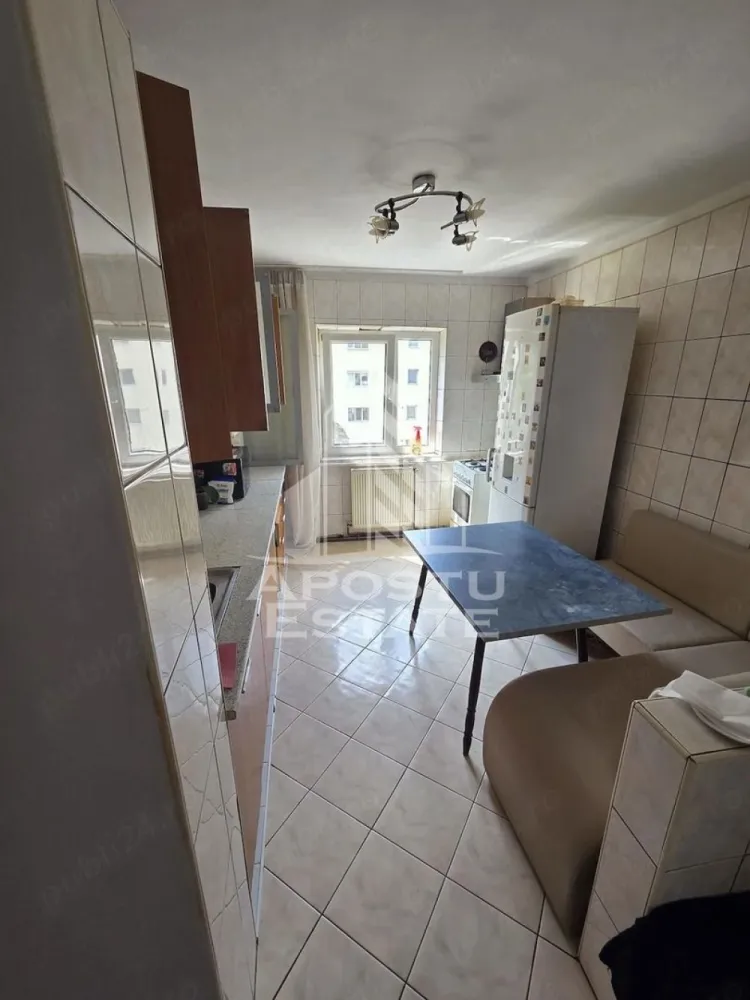Apartament 3 camere de inchiriat, Sagului, Timisoara - Agentia imobiliara APOSTU ESTATE va propune spre inchiriere un apartament cu 3 camere, spatios si luminos, situat in zona Sagului, o zona linistita si bine pozitionata din Timisoara, potrivit pentru cupluri,familii, sau studenti care isi doresc o locuinta unde sa se simta confortabil si cu acces facil catre scoli, statii de autobuz, supermarketuri , magazine de zona, parcuri.

Suprafata utila: 67 mp
Compartimentare eficienta:
-Hol de acces generos
-Bucatarie complet mobilata si utilata, cu loc de luat masa
-Living luminos si spatios
-Dormitore mobilate si utilate
-Baie prevazuta cu cada

Confort si facilitati:
-Incalzirea apartamentului: centrala proprie
-Incalzirea prin calorifere
-Apartamentul este complet mobilat si utilat
-Nu se accepta animale de companie de catre proprietar
-Se accepta fumatori

Localizare:
-Timis,Timisoara, zona Sagului – acces facil spre magazine, supermarketul Lidl, scoli, parcuri si mijloace de transport in comun.

Ideal pentru:
-Familii
-Cupluri
-Studenti
-Straini

Disponibilitate: imediata
Pret chirie lunara: 400 euro 
Programeaza o vizionare pentru a-ti putea imagina viitorul aici!
ID intern: CP3111679