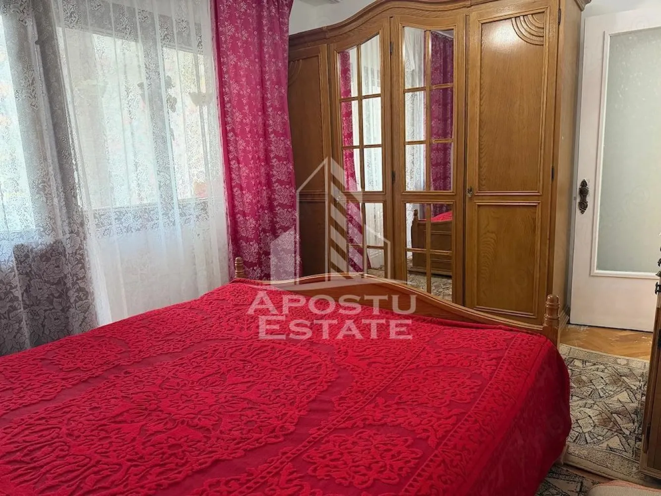 Apartament 3 camere,de inchiriat, Zona Bucovina ,Timisoara - Agentia imobiliara APOSTU ESTATE va propune spre inchiriere un apartament cu 3 camere, spatios si luminos, situat in zona Bucovina , o zona linistita si bine pozitionata din Timisoara, potrivit pentru cupluri,familii, sau studenti care isi doresc o locuinta unde sa se simta confortabil si cu acces facil catre scoli, statii de autobuz, supermarketuri , magazine de zona, parcuri.

Suprafata utila: 80 mp
Compartimentare eficienta:
-Hol de acces generos
-Bucatarie complet mobilata si utilata, cu loc de luat masa
-Living luminos si spatios
-Dormitor mobilat si utilat
-Dormitor secundar mobilat cu canapea extensibila 
-2 bai 

Confort si facilitati:
-Incalzirea apartamentului: centrala proprie 
-Apartamentul este complet mobilat si utilat de către proprietar 
Localizare:
-Timis,Timisoara, zona Bucovina – acces facil spre magazine, supermarketul Lidl, scoli, parcuri si mijloace de transport in comun.

Ideal pentru:
-Familii
-Cupluri
-Studenti

Pret chirie lunara: 370 euro ( usor negociabil)
Programeaza o vizionare pentru a-ti putea imagina viitorul aici!
ID intern: CP3111648