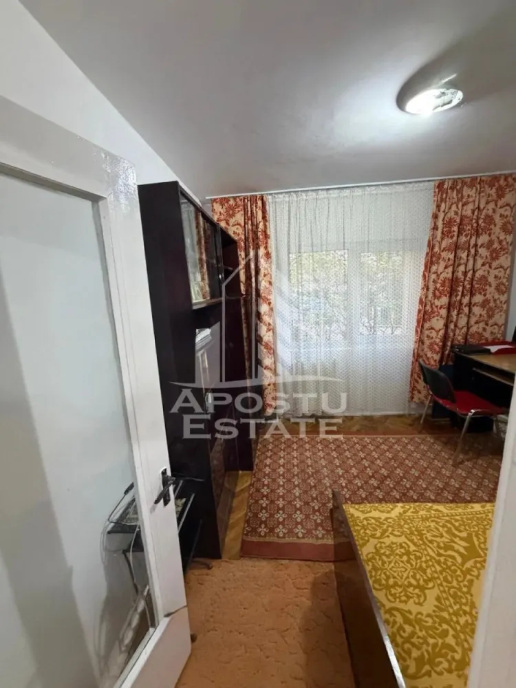 Apartament 3 camere,de inchiriat, Zona Bucovina ,Timisoara - Agentia imobiliara APOSTU ESTATE va propune spre inchiriere un apartament cu 3 camere, spatios si luminos, situat in zona Bucovina , o zona linistita si bine pozitionata din Timisoara, potrivit pentru cupluri,familii, sau studenti care isi doresc o locuinta unde sa se simta confortabil si cu acces facil catre scoli, statii de autobuz, supermarketuri , magazine de zona, parcuri.

Suprafata utila: 80 mp
Compartimentare eficienta:
-Hol de acces generos
-Bucatarie complet mobilata si utilata, cu loc de luat masa
-Living luminos si spatios
-Dormitor mobilat si utilat
-Dormitor secundar mobilat cu canapea extensibila 
-2 bai 

Confort si facilitati:
-Incalzirea apartamentului: centrala proprie 
-Apartamentul este complet mobilat si utilat de către proprietar 
Localizare:
-Timis,Timisoara, zona Bucovina – acces facil spre magazine, supermarketul Lidl, scoli, parcuri si mijloace de transport in comun.

Ideal pentru:
-Familii
-Cupluri
-Studenti

Pret chirie lunara: 370 euro ( usor negociabil)
Programeaza o vizionare pentru a-ti putea imagina viitorul aici!
ID intern: CP3111648