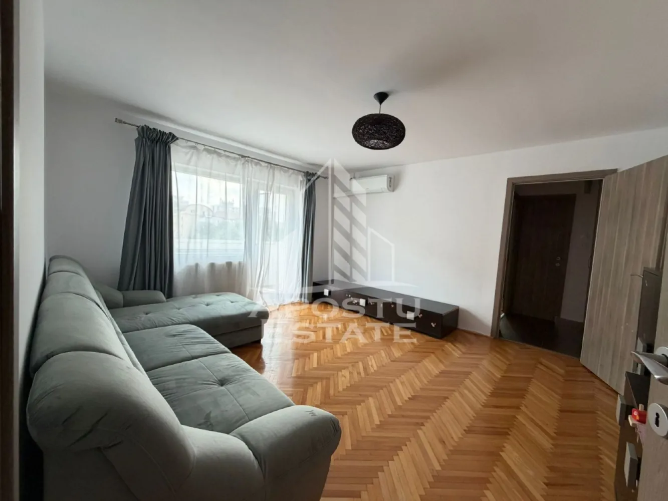 Apartament cu 3 camere, de vanzare, zona Kiriac, Timisoara - Agentia imobiliara APOSTU ESTATE va ofera spre vanzare un apartament cu 3 camere, mobilat si utilat, localizat in judetul Timis, Timisoara, zona Kiriac.

Apartamentul are o suprafata de 43mp utili si este situat la parter intr-un bloc anvelopat termic, cu 4 etaje.

- Hol de acces

- Bucatarie

-Living cu balcon semi-deschis

- 2 Dormitoare ( unul cu balcon inchis)

- Baie cu cada si geam 

-Baie de servici

Confortul termic este asigurat prin intermediul centralei proprie pe gaz.

Zona cu numeroase facilitati si puncte de interes precum: acces rapid si usor la mijloacele de transport in comun, si alte supermarket-uri in apropiere, farmacii, institutii de invatamant, restaurante, baruri, cafenele si multe altele.

Agentia imobiliara Apostu Estate va ofera consultanta bancara gratuita prin intermediul colaboratorilor nostri pentru alegerea celui mai potrivit tip de credit, astfel incat tu sa devi noul proprietar al acestui apartament.

Va asteptam cu drag la o vizionare!
CP3111624