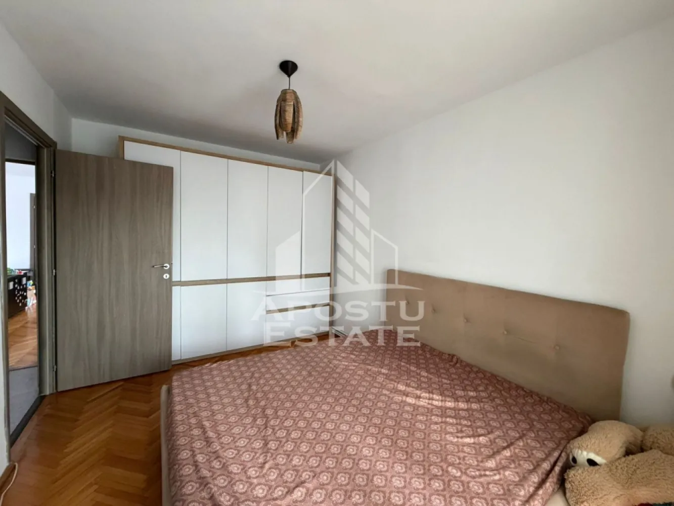 Apartament cu 3 camere, de vanzare, zona Kiriac, Timisoara - Agentia imobiliara APOSTU ESTATE va ofera spre vanzare un apartament cu 3 camere, mobilat si utilat, localizat in judetul Timis, Timisoara, zona Kiriac.

Apartamentul are o suprafata de 43mp utili si este situat la parter intr-un bloc anvelopat termic, cu 4 etaje.

- Hol de acces

- Bucatarie

-Living cu balcon semi-deschis

- 2 Dormitoare ( unul cu balcon inchis)

- Baie cu cada si geam 

-Baie de servici

Confortul termic este asigurat prin intermediul centralei proprie pe gaz.

Zona cu numeroase facilitati si puncte de interes precum: acces rapid si usor la mijloacele de transport in comun, si alte supermarket-uri in apropiere, farmacii, institutii de invatamant, restaurante, baruri, cafenele si multe altele.

Agentia imobiliara Apostu Estate va ofera consultanta bancara gratuita prin intermediul colaboratorilor nostri pentru alegerea celui mai potrivit tip de credit, astfel incat tu sa devi noul proprietar al acestui apartament.

Va asteptam cu drag la o vizionare!
CP3111624