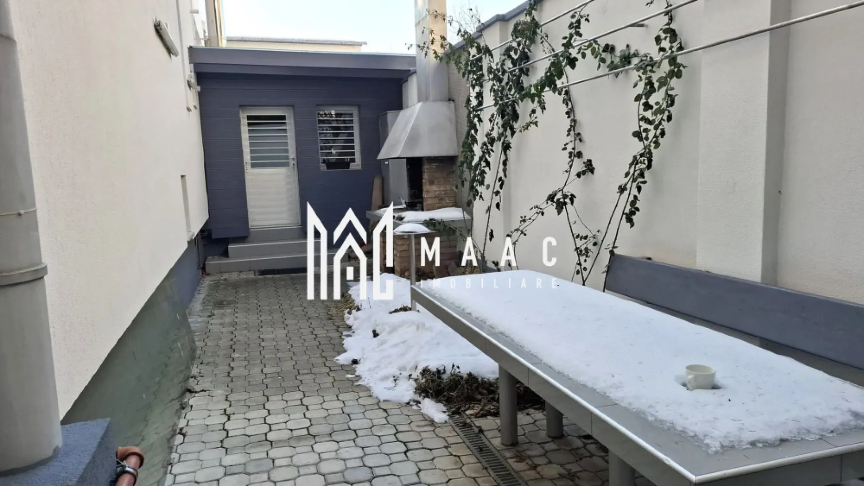 Cladire de birouri I 12 camere I Parcare I Calea Dumbravii - MAAC IMOBILIARE ofera, spre închiriere, o clădire de birouri cu poziționare și configurare ideală pentru activități corporate, concepută pentru a susține eficient operațiuni de business, servicii profesionale și activități administrative de nivel înalt. Asezata pe un teren de cca 420mp, cladirea, cu amprenta la sol de 160mp, are o compartimentare inteligentă, adaptabilă diverselor structuri organizaționale, oferind un echilibru optim între spații individuale, zone de colaborare și facilități comune. La parter- 6 birouri, baie, hol de acces, casa scarii; la etaj-4 birouri, 2 bai, 2 spatii de arhivare, terasa; subsol-sala conferinte, spatiu relaxare, bucatarie cu loc de luat masa, spatii arhivare, depozitare. Incalzirea- centrala termica pe gaz, calorifere. Instalatie de aer conditionat. In curte pot fi parcate 6 masini. In spatele imobilului, curte-zonă de relaxare pentru angajați / spațiu informal de networking. La parter-configurație flexibilă, ușor de personalizat- funcție de nevoile chiriașului. Spații bine proporționate, luminoase și eficiente operațional Proprietatea oferă stabilitate contractuală, fiind disponibilă pentru închiriere pe termen lung (ideal-minim 5 ani) Confera o imagine profesională, potrivită pentru companii care își doresc un spațiu reprezentativ. Destinații ideale: ✔ Sediu companie / headquarter ✔ Firmă de consultanță, avocatură, audit ✔ IT, software, digital services ✔ Educație corporate, training, coaching ✔ Servicii profesionale, administrative sau financiare Proprietatea se adresează exclusiv chiriașilor care caută continuitate, stabilitate și un spațiu aliniat standardelor inalte, într-un cadru profesional și bine organizat; oferă stabilitate contractuală, fiind disponibilă pentru închiriere pe termen lung (ideal-minim 5 ani) Predarea - fara mobila. Se inchiriaza de pe persoana fizica. Se percepe garantie in cuantumul a 3 chirii lunare. Pentru mai multe detalii precizati telefonic ca ati vazut anuntul cu ID:CP2882384 }}