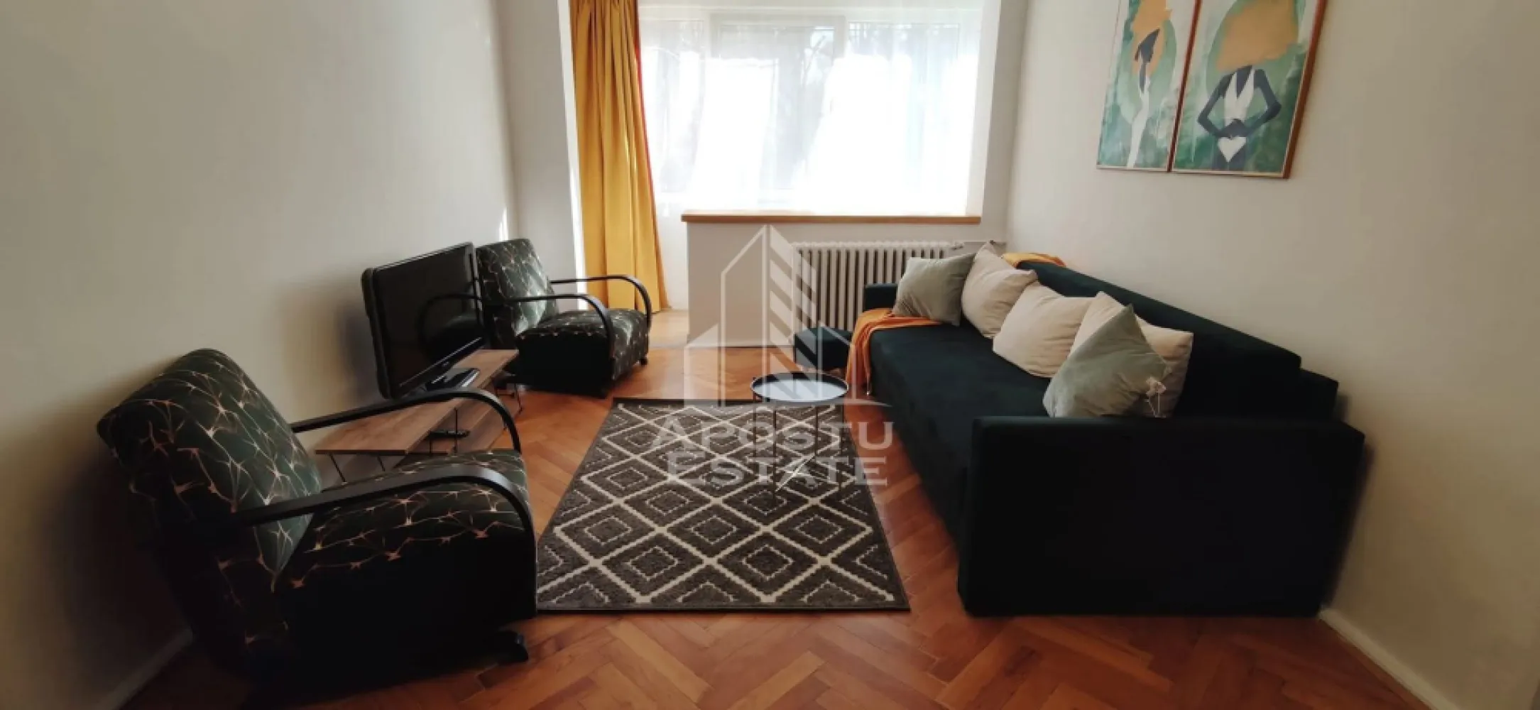 Apartament 2 camere, de vanzare, zona Sagului, Timisoara - Agentia imobiliara APOSTU ESTATE va ofera spre vanzare un apartament cu 2 camere, mobilat si utilat, localizat in judetul Timis, Timisoara, zona Sagului.

Apartamentul are o suprafata aproximativa de 50 utili + balcon si este situat la parter intr-un bloc cu 10 etaje.

- Hol de acces

- Bucatarie

-Living

- Baie cu dus si geam

-Balcon inchis

Confortul termic este asigurat prin intermediul termoficarii dar se poate monta centrala proprie, Apartamentul a fost renovat integral de catre proprietar si se preda mobilat si utilat, impreuna cu o boxa la subsol care nu este trecuta in Cf.

Zona cu numeroase facilitati si puncte de interes precum: acces rapid si usor la mijloacele de transport in comun, si alte supermarket-uri in apropiere, farmacii, institutii de invatamant, restaurante, baruri, cafenele si multe altele.

Agentia imobiliara Apostu Estate va ofera consultanta bancara gratuita prin intermediul colaboratorilor nostri pentru alegerea celui mai potrivit tip de credit, astfel incat tu sa devi noul proprietar al acestui apartament.

Va asteptam cu drag la o vizionare!
CP3111622