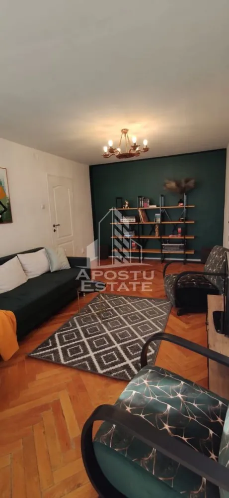 Apartament 2 camere, de vanzare, zona Sagului, Timisoara - Agentia imobiliara APOSTU ESTATE va ofera spre vanzare un apartament cu 2 camere, mobilat si utilat, localizat in judetul Timis, Timisoara, zona Sagului.

Apartamentul are o suprafata aproximativa de 50 utili + balcon si este situat la parter intr-un bloc cu 10 etaje.

- Hol de acces

- Bucatarie

-Living

- Baie cu dus si geam

-Balcon inchis

Confortul termic este asigurat prin intermediul termoficarii dar se poate monta centrala proprie, Apartamentul a fost renovat integral de catre proprietar si se preda mobilat si utilat, impreuna cu o boxa la subsol care nu este trecuta in Cf.

Zona cu numeroase facilitati si puncte de interes precum: acces rapid si usor la mijloacele de transport in comun, si alte supermarket-uri in apropiere, farmacii, institutii de invatamant, restaurante, baruri, cafenele si multe altele.

Agentia imobiliara Apostu Estate va ofera consultanta bancara gratuita prin intermediul colaboratorilor nostri pentru alegerea celui mai potrivit tip de credit, astfel incat tu sa devi noul proprietar al acestui apartament.

Va asteptam cu drag la o vizionare!
CP3111622