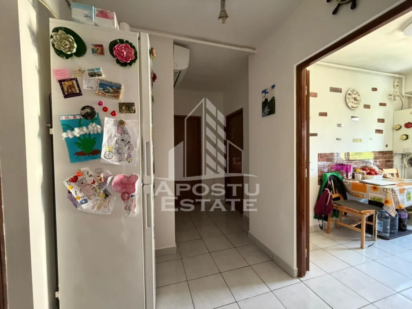 Apartament cu 2 camere, de vanzare, zona Girocului, Timisoara - Agentia imobiliara APOSTU ESTATE va ofera spre vanzare un apartament cu 2 camere, mobilat , localizat in judetul Timis, Timisoara, zona Girocului.

Apartamentul are o suprafata de 44mp utili + balcon si este situat la etajul 3 cu 4 etaje.

- Hol de acces

- Bucatarie

-Camera

-Living cu balcon inchis

- Baie

Confortul termic este asigurat prin intermediul centralei proprii pe gaz. Apartamentul se vinde mobilat.

Zona cu numeroase facilitati si puncte de interes precum: acces rapid si usor la mijloacele de transport in comun, si alte supermarket-uri in apropiere, farmacii, institutii de invatamant, restaurante, baruri, cafenele si multe altele.

Agentia imobiliara Apostu Estate va ofera consultanta bancara gratuita prin intermediul colaboratorilor nostri pentru alegerea celui mai potrivit tip de credit, astfel incat tu sa devi noul proprietar al acestui apartament.

Va asteptam cu drag la o vizionare!
CP3111621
