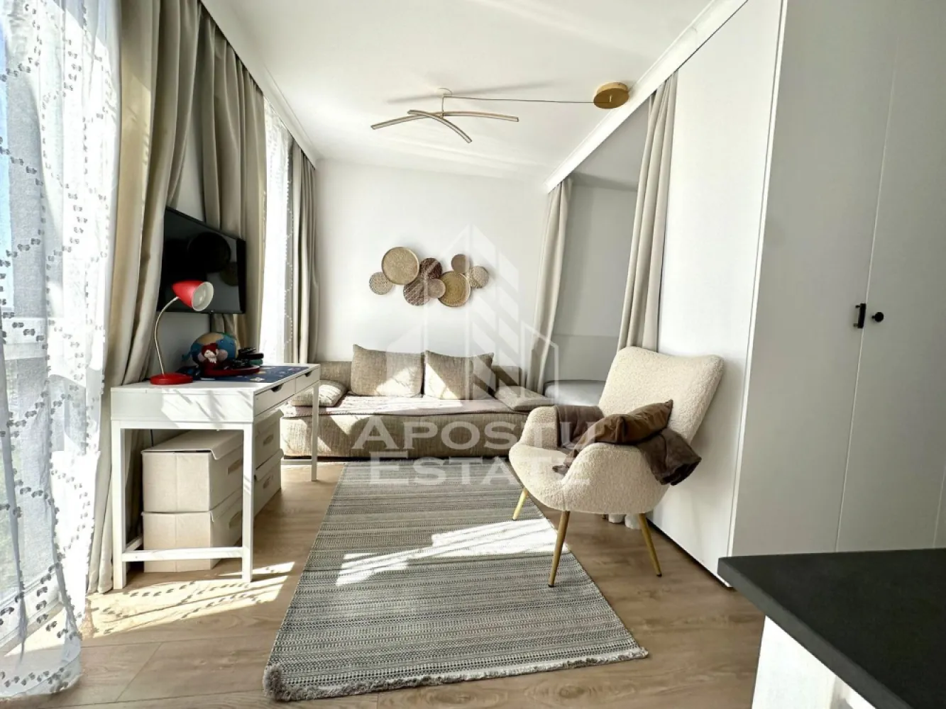 Apartament 1 camera de vanzare, bloc nou, zona Soarelui, Timisoara - APOSTU ESTATE va propune spre vanzare un apartament modern cu 1 camera, situat in judetul Timis, Timisoara, zona Soarelui, una dintre cele mai apreciate zone rezidentiale ale orasului.
Imobilul este amplasat la etajul 11 al unui bloc nou, dotat cu lift, si dispune de o suprafata utila de 38 mp, fiind ideal atat pentru locuit, cat si pentru investitie.
Compartimentare:
- Hol de acces
- Dormitor open space cu bucatarie
- Baie cu cabina de dus
- Balcon deschis
Apartamentul beneficiaza de un confort termic ridicat, asigurat de centrala proprie pe gaz cu incalzire in pardoseala, completat de sistem de aer conditionat.
Proprietatea este situata intr-o zona linistita, cu acces facil catre numeroase puncte de interes: mijloace de transport in comun, locuri de parcare amenajate, magazine si supermarketuri, farmacii, institutii de invatamant (inclusiv Scoala Gimnaziala nr. 30), restaurante si cafenele.
Agentia imobiliara Apostu Estate va ofera consultanta bancara gratuita prin intermediul colaboratorilor nostri pentru alegerea celui mai potrivit tip de credit, astfel incat tu sa devi noul proprietar al acestui apartament.
Va asteptam cu drag la o vizionare chiar si astazi!
ID intern: CP3111620.