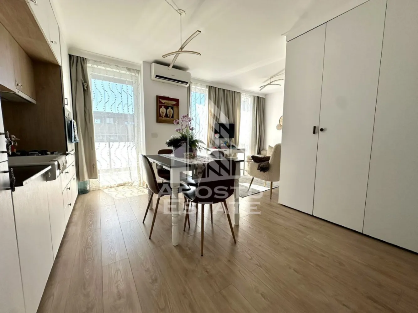 Apartament 1 camera de vanzare, bloc nou, zona Soarelui, Timisoara - APOSTU ESTATE va propune spre vanzare un apartament modern cu 1 camera, situat in judetul Timis, Timisoara, zona Soarelui, una dintre cele mai apreciate zone rezidentiale ale orasului.
Imobilul este amplasat la etajul 11 al unui bloc nou, dotat cu lift, si dispune de o suprafata utila de 38 mp, fiind ideal atat pentru locuit, cat si pentru investitie.
Compartimentare:
- Hol de acces
- Dormitor open space cu bucatarie
- Baie cu cabina de dus
- Balcon deschis
Apartamentul beneficiaza de un confort termic ridicat, asigurat de centrala proprie pe gaz cu incalzire in pardoseala, completat de sistem de aer conditionat.
Proprietatea este situata intr-o zona linistita, cu acces facil catre numeroase puncte de interes: mijloace de transport in comun, locuri de parcare amenajate, magazine si supermarketuri, farmacii, institutii de invatamant (inclusiv Scoala Gimnaziala nr. 30), restaurante si cafenele.
Agentia imobiliara Apostu Estate va ofera consultanta bancara gratuita prin intermediul colaboratorilor nostri pentru alegerea celui mai potrivit tip de credit, astfel incat tu sa devi noul proprietar al acestui apartament.
Va asteptam cu drag la o vizionare chiar si astazi!
ID intern: CP3111620.